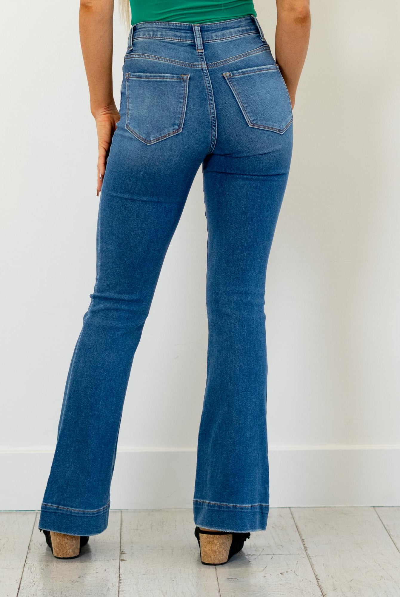 Lovervet by VERVET
Designed with a super high rise and a clean, elongated flare, this style brings effortless polish to everyday denim. The full-length silhouette and tailored trouser hem create a sleek, elevated look that flatters from every angle. Crafted from comfort stretch denim, they offer structure with just the right amount of give. A timeless medium wash makes these easy to dress up or down.
Color Name: Glorious Bluss
Color: Medium Blue
Cut: Flare, 32" Inseam*
Rise: High-Rise, 11" Front R