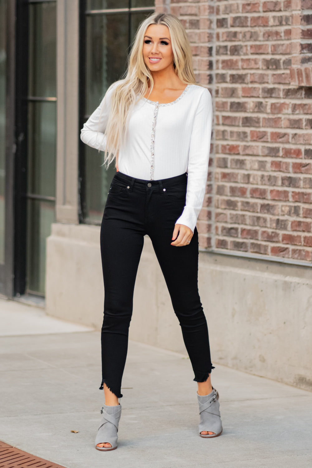 Kan Can Jeans Collection: Core Style Color: Black Cut: Ankle Skinny, 27" Inseam Rise: High-Rise, 9" Front Rise Black, 66.4% COTTON 28.35 POLYESTER 3.6% RAYON 1.75 SPANDEX Kan Can Jeans Stitching: Classic Fly: Zipper Style #: KC7267BK Contact us for any additional measurements or sizing. Haley is 5’6" and wears size 3 in jeans, a small top and 7.5 in shoes. She is wearing a 25 in these jeans.