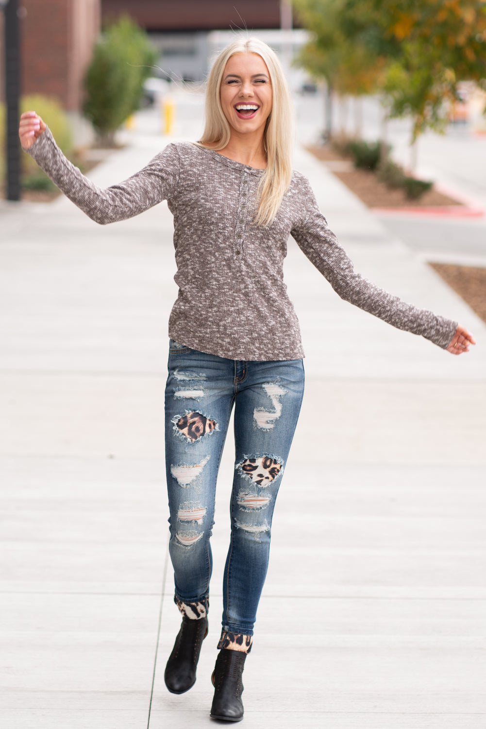 KanCan Jeans Collection: Core Style Style Name: Mason Leopard Patch Skinny Color: Medium Dark Wash Cut: Skinny, 29.5" Inseam Rise: Mid-Rise, 8.5" Front Rise 70% COTTON 19% POLYESTER 10% RAYON 1% LYCRA Fly: Zipper Style #: KC8191D Contact us for any additional measurements or sizing. Melissa is 5'5" and wears a 2 in jeans, small top and size 6 shoe. She is wearing a 24/1 in these jeans.