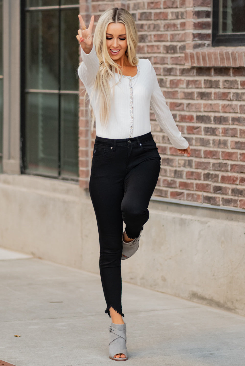 Kan Can Jeans Collection: Core Style Color: Black Cut: Ankle Skinny, 27" Inseam Rise: High-Rise, 9" Front Rise Black, 66.4% COTTON 28.35 POLYESTER 3.6% RAYON 1.75 SPANDEX Kan Can Jeans Stitching: Classic Fly: Zipper Style #: KC7267BK Contact us for any additional measurements or sizing. Haley is 5’6" and wears size 3 in jeans, a small top and 7.5 in shoes. She is wearing a 25 in these jeans.