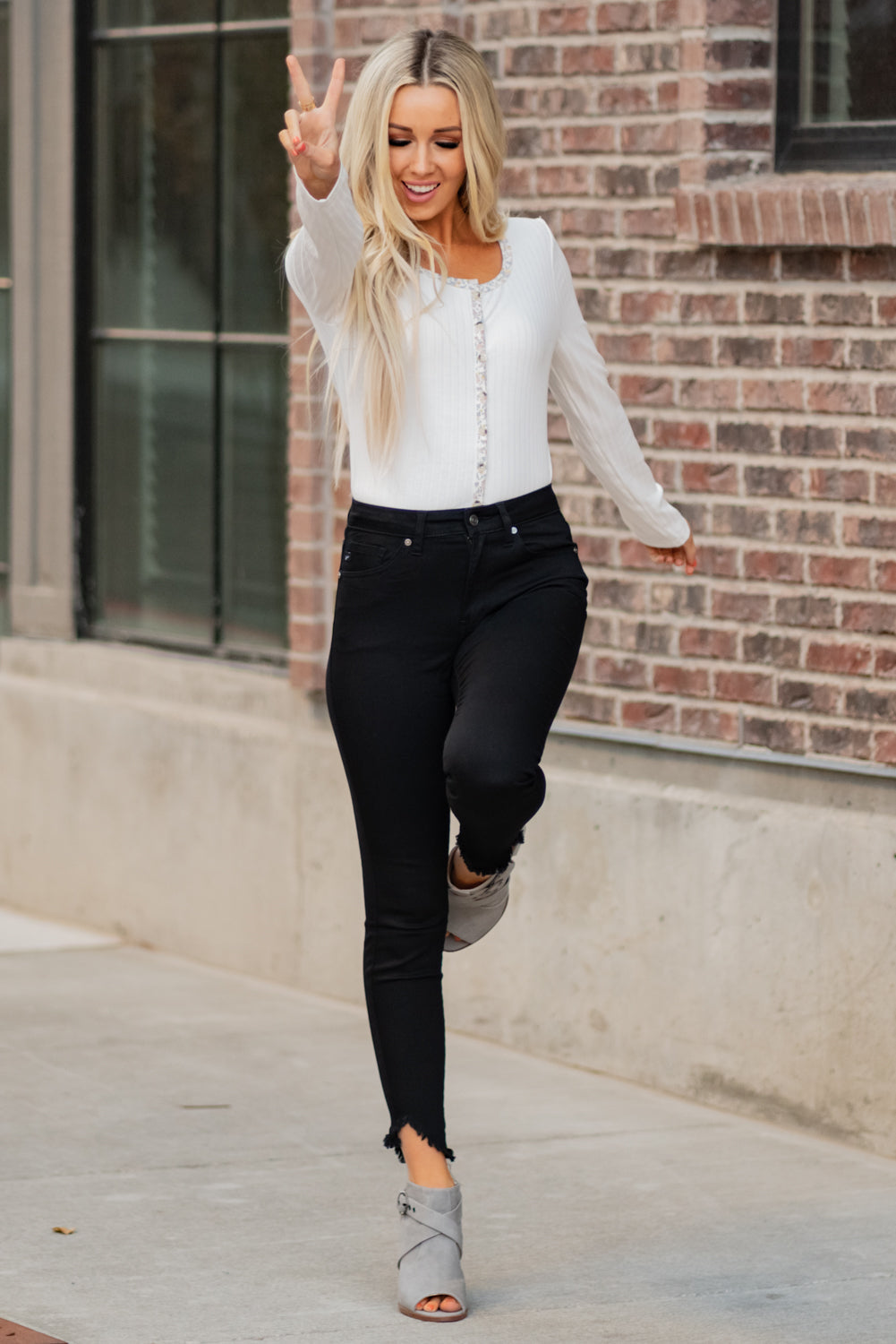 Kan Can Jeans Collection: Core Style Color: Black Cut: Ankle Skinny, 27" Inseam Rise: High-Rise, 9" Front Rise Black, 66.4% COTTON 28.35 POLYESTER 3.6% RAYON 1.75 SPANDEX Kan Can Jeans Stitching: Classic Fly: Zipper Style #: KC7267BK Contact us for any additional measurements or sizing. Haley is 5’6" and wears size 3 in jeans, a small top and 7.5 in shoes. She is wearing a 25 in these jeans.