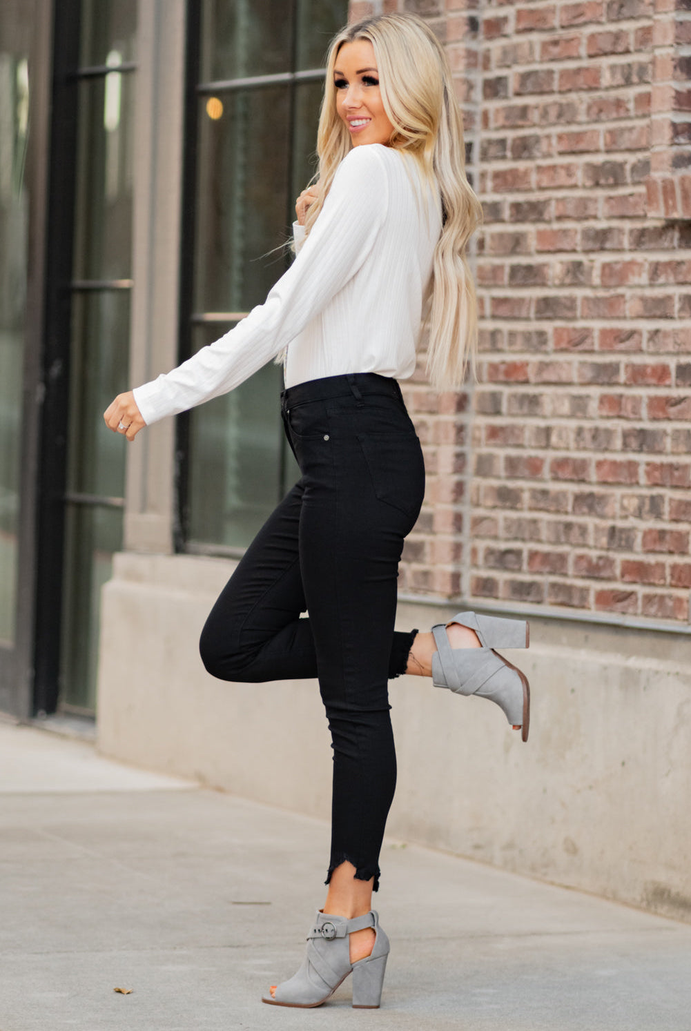 Kan Can Jeans Collection: Core Style Color: Black Cut: Ankle Skinny, 27" Inseam Rise: High-Rise, 9" Front Rise Black, 66.4% COTTON 28.35 POLYESTER 3.6% RAYON 1.75 SPANDEX Kan Can Jeans Stitching: Classic Fly: Zipper Style #: KC7267BK Contact us for any additional measurements or sizing. Haley is 5’6" and wears size 3 in jeans, a small top and 7.5 in shoes. She is wearing a 25 in these jeans.