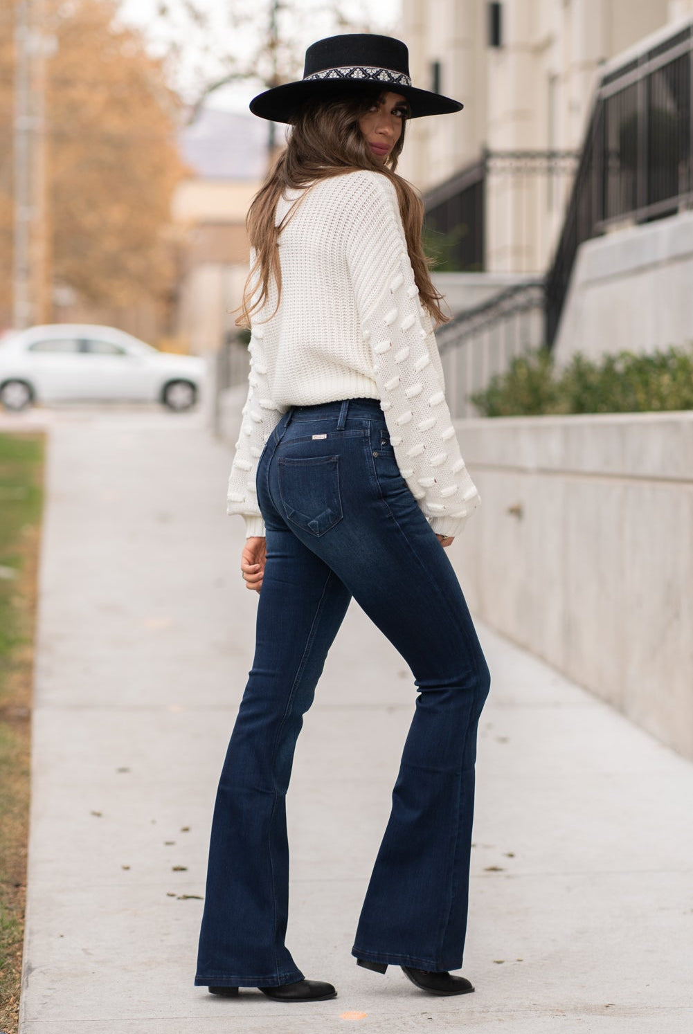 KanCan Jeans Collection: Core Style Color: Dark Wash Cut: Flare, 33.75" Inseam Rise: Mid-Rise, 9" Front Rise 54% 54% COTTON 34% Rayon 10% POLYESTER 2% SPANDEX Fly: Zipper Style #: KC6102D Contact us for any additional measurements or sizing. Taylor is 5'7" and wears a size 4 in jeans, small top and an 8.5 in shoes. She is wearing a size size 25/3 in these jeans.