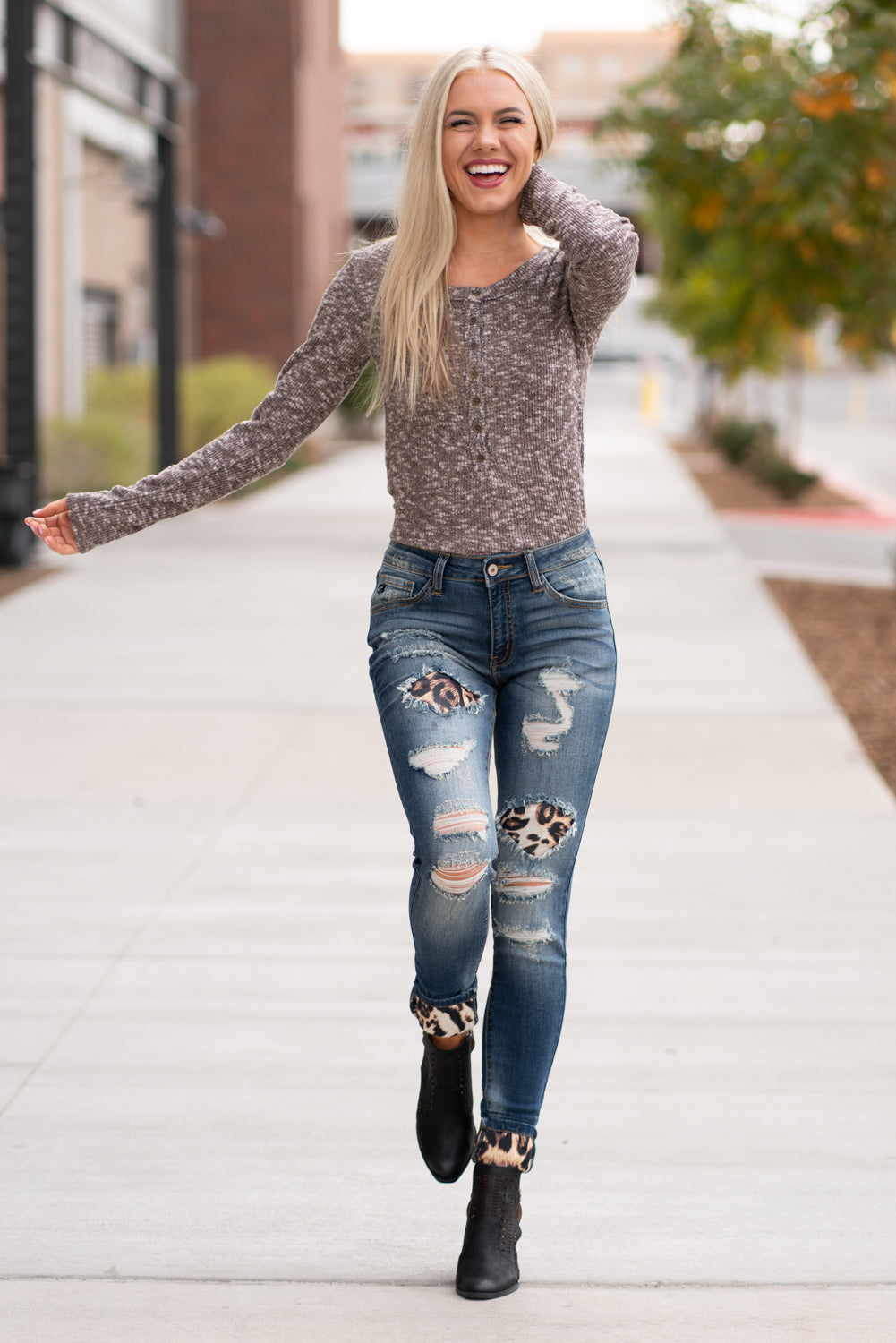 KanCan Jeans Collection: Core Style Style Name: Mason Leopard Patch Skinny Color: Medium Dark Wash Cut: Skinny, 29.5" Inseam Rise: Mid-Rise, 8.5" Front Rise 70% COTTON 19% POLYESTER 10% RAYON 1% LYCRA Fly: Zipper Style #: KC8191D Contact us for any additional measurements or sizing. Melissa is 5'5" and wears a 2 in jeans, small top and size 6 shoe. She is wearing a 24/1 in these jeans.