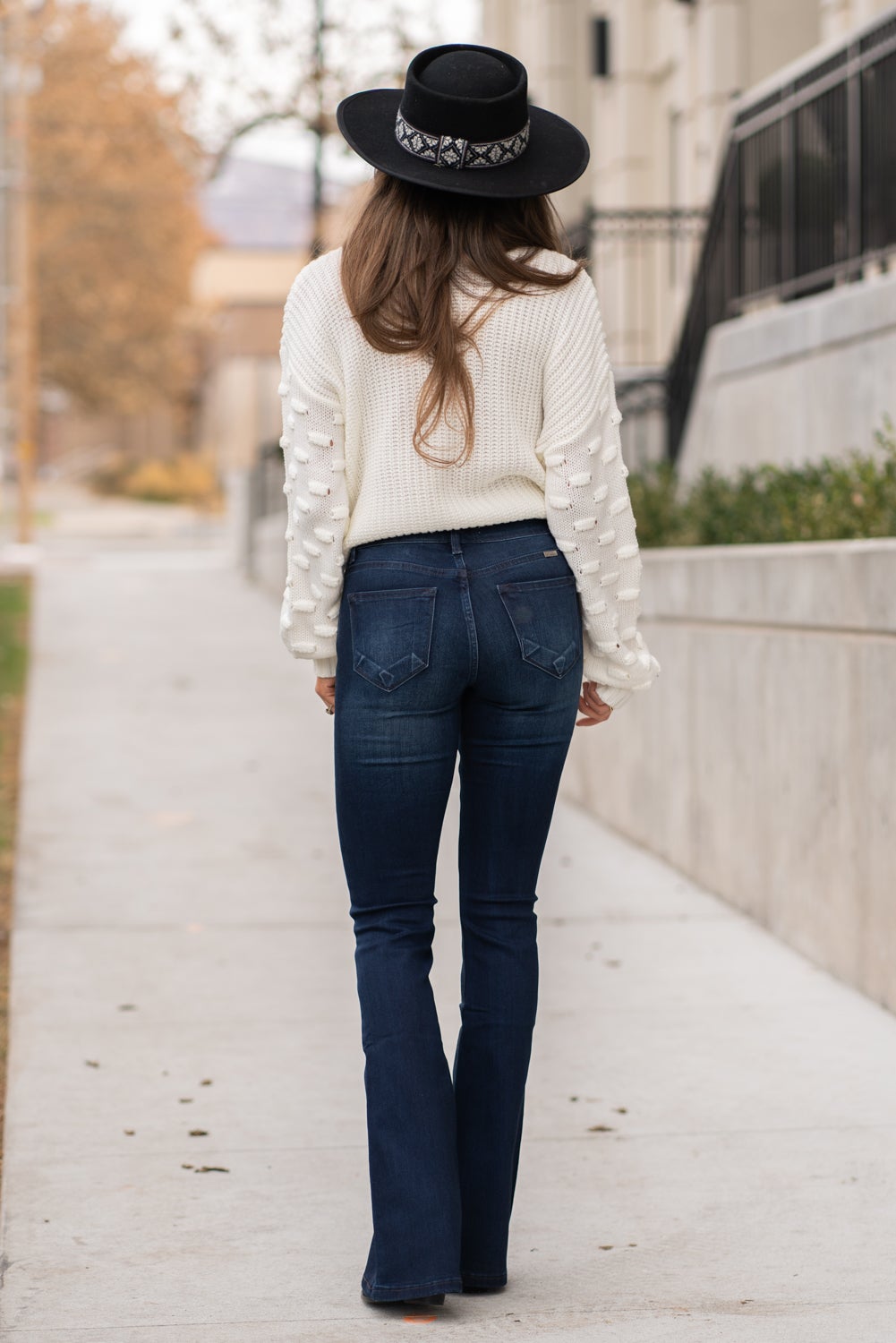 KanCan Jeans Collection: Core Style Color: Dark Wash Cut: Flare, 33.75" Inseam Rise: Mid-Rise, 9" Front Rise 54% 54% COTTON 34% Rayon 10% POLYESTER 2% SPANDEX Fly: Zipper Style #: KC6102D Contact us for any additional measurements or sizing. Taylor is 5'7" and wears a size 4 in jeans, small top and an 8.5 in shoes. She is wearing a size size 25/3 in these jeans.