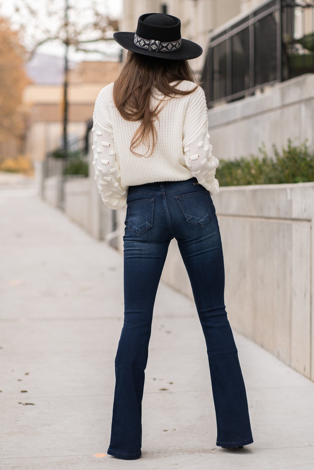 KanCan Jeans Collection: Core Style Color: Dark Wash Cut: Flare, 33.75" Inseam Rise: Mid-Rise, 9" Front Rise 54% 54% COTTON 34% Rayon 10% POLYESTER 2% SPANDEX Fly: Zipper Style #: KC6102D Contact us for any additional measurements or sizing. Taylor is 5'7" and wears a size 4 in jeans, small top and an 8.5 in shoes. She is wearing a size size 25/3 in these jeans.