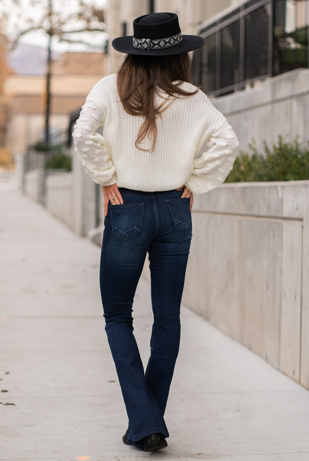 KanCan Jeans Collection: Core Style Color: Dark Wash Cut: Flare, 33.75" Inseam Rise: Mid-Rise, 9" Front Rise 54% 54% COTTON 34% Rayon 10% POLYESTER 2% SPANDEX Fly: Zipper Style #: KC6102D Contact us for any additional measurements or sizing. Taylor is 5'7" and wears a size 4 in jeans, small top and an 8.5 in shoes. She is wearing a size size 25/3 in these jeans.