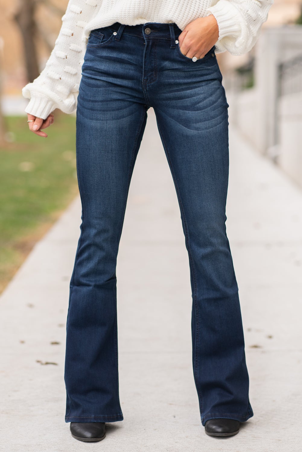 KanCan Jeans Collection: Core Style Color: Dark Wash Cut: Flare, 33.75" Inseam Rise: Mid-Rise, 9" Front Rise 54% 54% COTTON 34% Rayon 10% POLYESTER 2% SPANDEX Fly: Zipper Style #: KC6102D Contact us for any additional measurements or sizing. Taylor is 5'7" and wears a size 4 in jeans, small top and an 8.5 in shoes. She is wearing a size size 25/3 in these jeans.