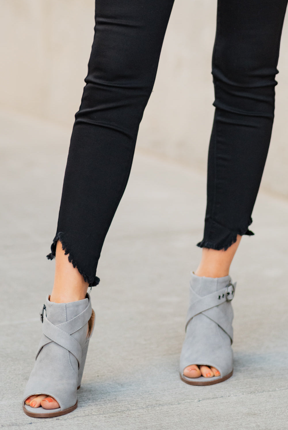 Kan Can Jeans Collection: Core Style Color: Black Cut: Ankle Skinny, 27" Inseam Rise: High-Rise, 9" Front Rise Black, 66.4% COTTON 28.35 POLYESTER 3.6% RAYON 1.75 SPANDEX Kan Can Jeans Stitching: Classic Fly: Zipper Style #: KC7267BK Contact us for any additional measurements or sizing. Haley is 5’6" and wears size 3 in jeans, a small top and 7.5 in shoes. She is wearing a 25 in these jeans.