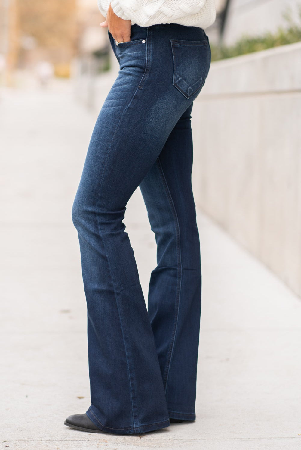 KanCan Jeans Collection: Core Style Color: Dark Wash Cut: Flare, 33.75" Inseam Rise: Mid-Rise, 9" Front Rise 54% 54% COTTON 34% Rayon 10% POLYESTER 2% SPANDEX Fly: Zipper Style #: KC6102D Contact us for any additional measurements or sizing. Taylor is 5'7" and wears a size 4 in jeans, small top and an 8.5 in shoes. She is wearing a size size 25/3 in these jeans.