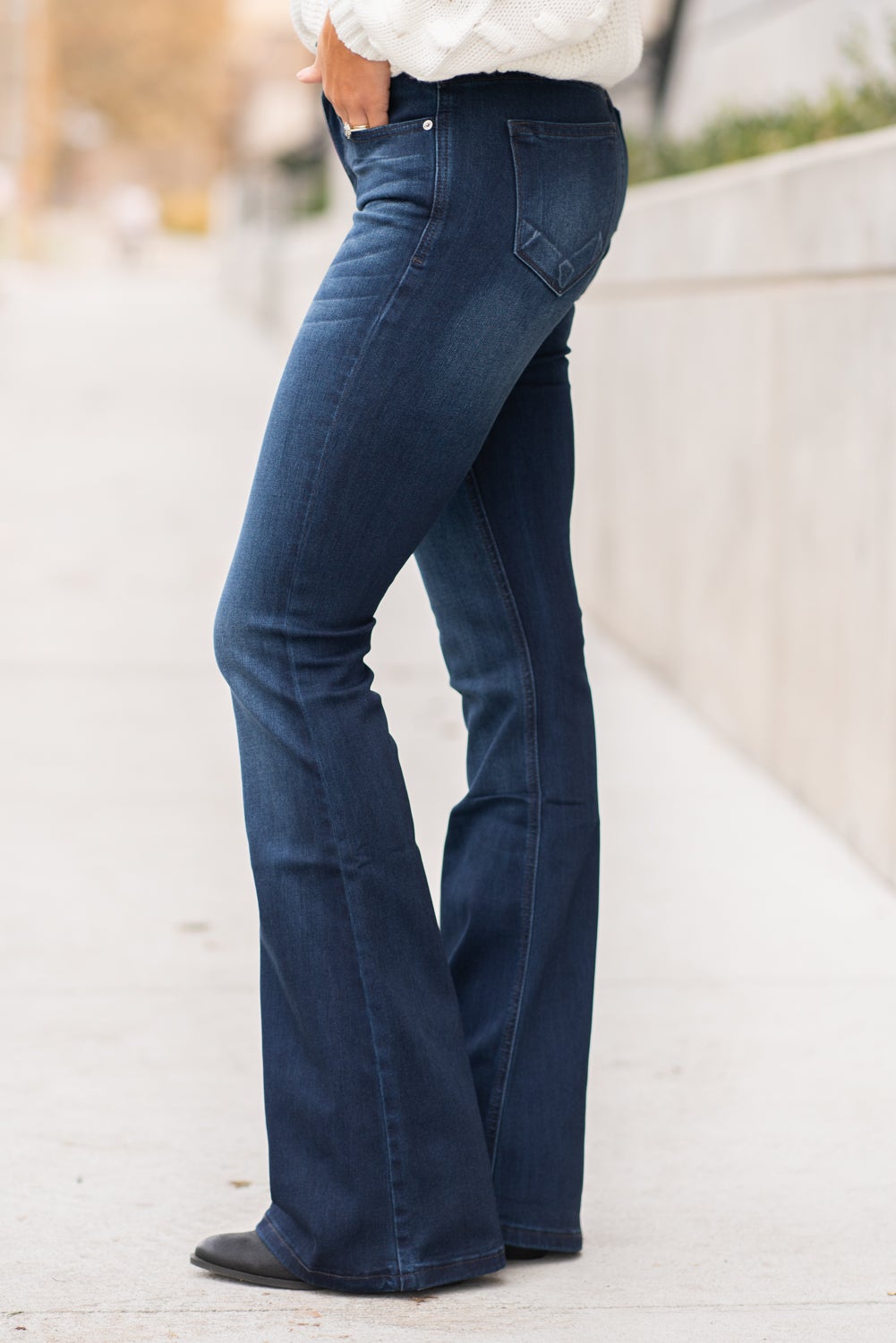 KanCan Jeans Collection: Core Style Color: Dark Wash Cut: Flare, 33.75" Inseam Rise: Mid-Rise, 9" Front Rise 54% 54% COTTON 34% Rayon 10% POLYESTER 2% SPANDEX Fly: Zipper Style #: KC6102D Contact us for any additional measurements or sizing. Taylor is 5'7" and wears a size 4 in jeans, small top and an 8.5 in shoes. She is wearing a size size 25/3 in these jeans.