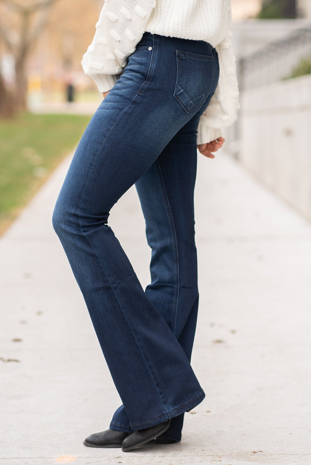 KanCan Jeans Collection: Core Style Color: Dark Wash Cut: Flare, 33.75" Inseam Rise: Mid-Rise, 9" Front Rise 54% 54% COTTON 34% Rayon 10% POLYESTER 2% SPANDEX Fly: Zipper Style #: KC6102D Contact us for any additional measurements or sizing. Taylor is 5'7" and wears a size 4 in jeans, small top and an 8.5 in shoes. She is wearing a size size 25/3 in these jeans.