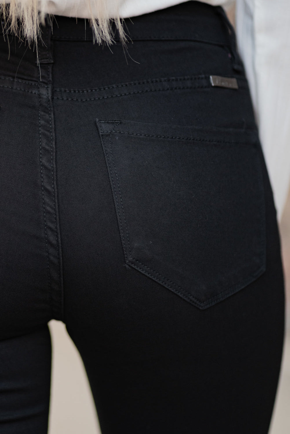 Kan Can Jeans Collection: Core Style Color: Black Cut: Ankle Skinny, 27" Inseam Rise: High-Rise, 9" Front Rise Black, 66.4% COTTON 28.35 POLYESTER 3.6% RAYON 1.75 SPANDEX Kan Can Jeans Stitching: Classic Fly: Zipper Style #: KC7267BK Contact us for any additional measurements or sizing. Haley is 5’6" and wears size 3 in jeans, a small top and 7.5 in shoes. She is wearing a 25 in these jeans.