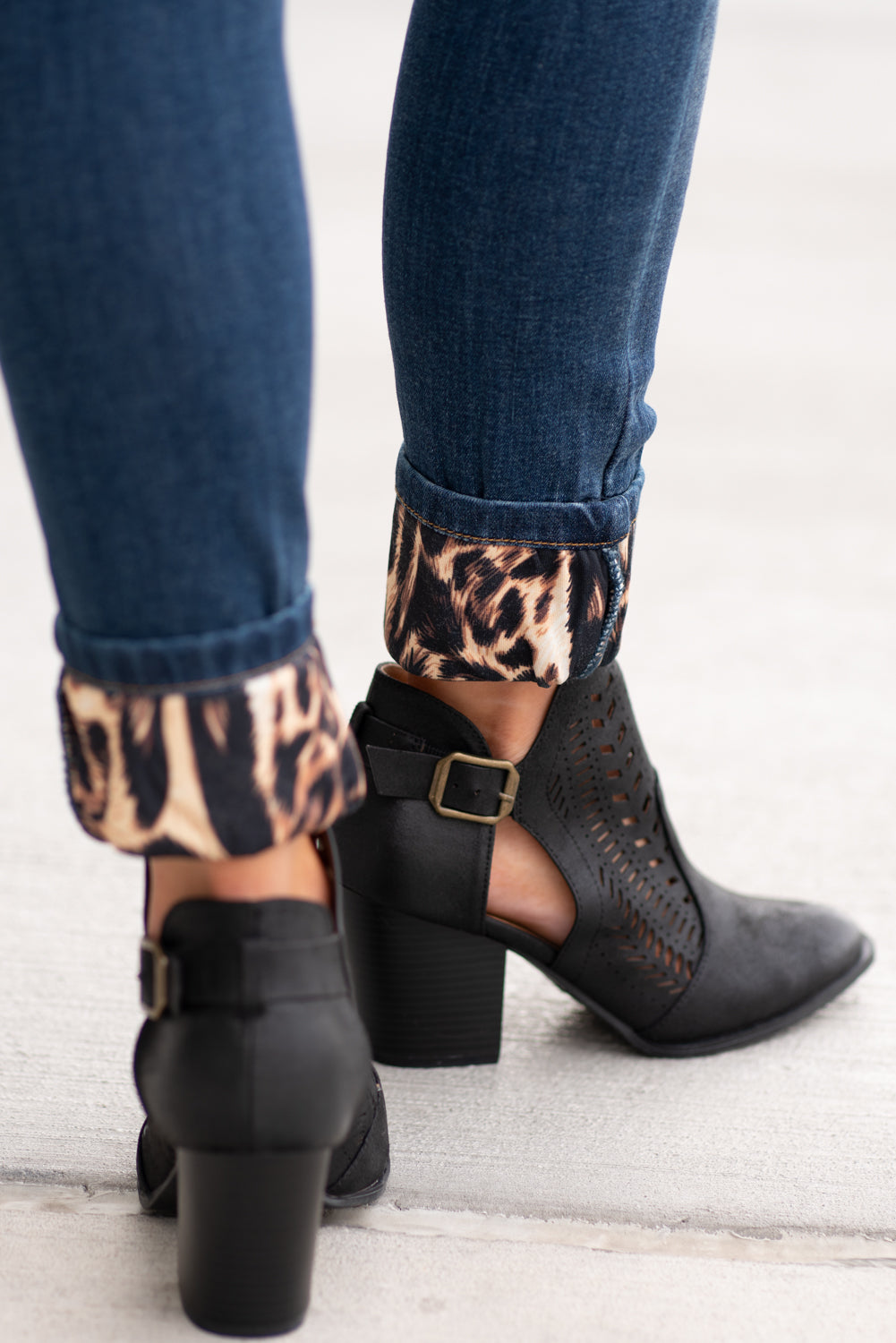 KanCan Jeans Collection: Core Style Style Name: Mason Leopard Patch Skinny Color: Medium Dark Wash Cut: Skinny, 29.5" Inseam Rise: Mid-Rise, 8.5" Front Rise 70% COTTON 19% POLYESTER 10% RAYON 1% LYCRA Fly: Zipper Style #: KC8191D Contact us for any additional measurements or sizing. Melissa is 5'5" and wears a 2 in jeans, small top and size 6 shoe. She is wearing a 24/1 in these jeans.