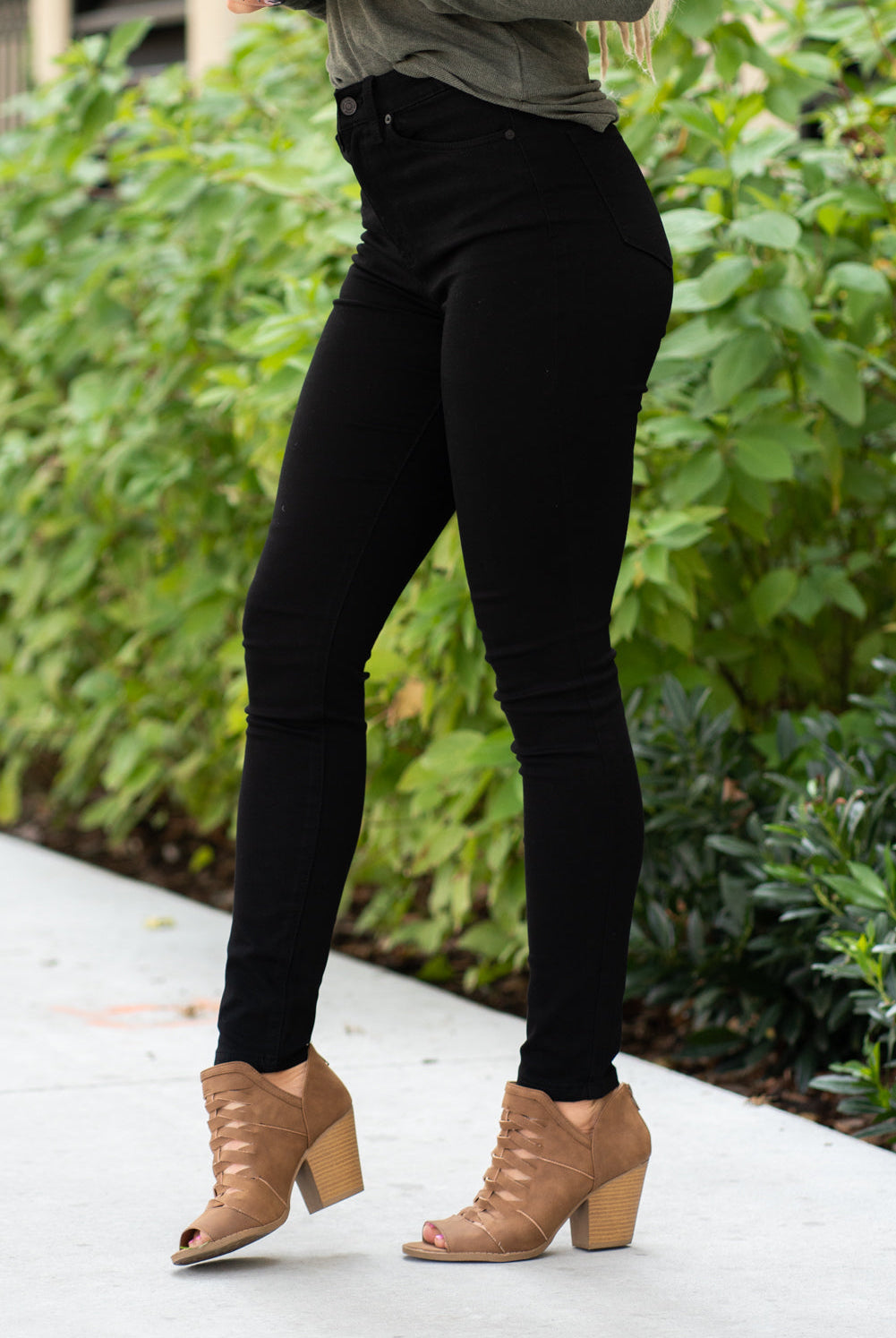 KanCan Jeans Color: Black Cut: Skinny, 30" Inseam Rise: High-Rise, 10.5" Front Rise 70% COTTON, 28% POLYESTER, 2% SPANDEX Stitching: Classic Fly: Zipper Style #: KC5002BK Contact us for any additional measurements or sizing.