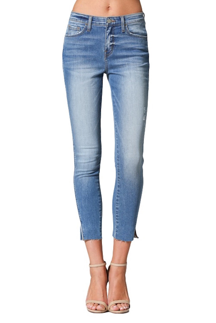 Flying Monkey Jeans Collection: January 2019 Style Name: High Dive Color: Light Wash Cut: Skinny Rise: High Rise Material: 76%COTTON, 22% TENCEL, 2% LYCRA Machine Wash Separately In Cold Water Stitching: Classic Fly: Zipper Style #: Y2744 Sizes Compared To Womens Size 24/00 25/0 26/2 27/4 28/6 29/8 30/10 Sizes Compared To Juniors Size 24/0 25/1 26/3 27/5 28/7 29/9 30/11 Contact us for any additional measurements or sizing.