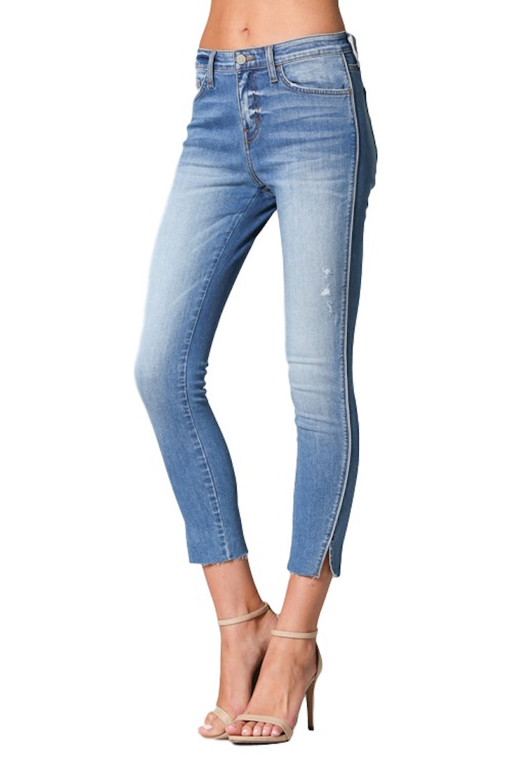 Flying Monkey Jeans Collection: January 2019 Style Name: High Dive Color: Light Wash Cut: Skinny Rise: High Rise Material: 76%COTTON, 22% TENCEL, 2% LYCRA Machine Wash Separately In Cold Water Stitching: Classic Fly: Zipper Style #: Y2744 Sizes Compared To Womens Size 24/00 25/0 26/2 27/4 28/6 29/8 30/10 Sizes Compared To Juniors Size 24/0 25/1 26/3 27/5 28/7 29/9 30/11 Contact us for any additional measurements or sizing.