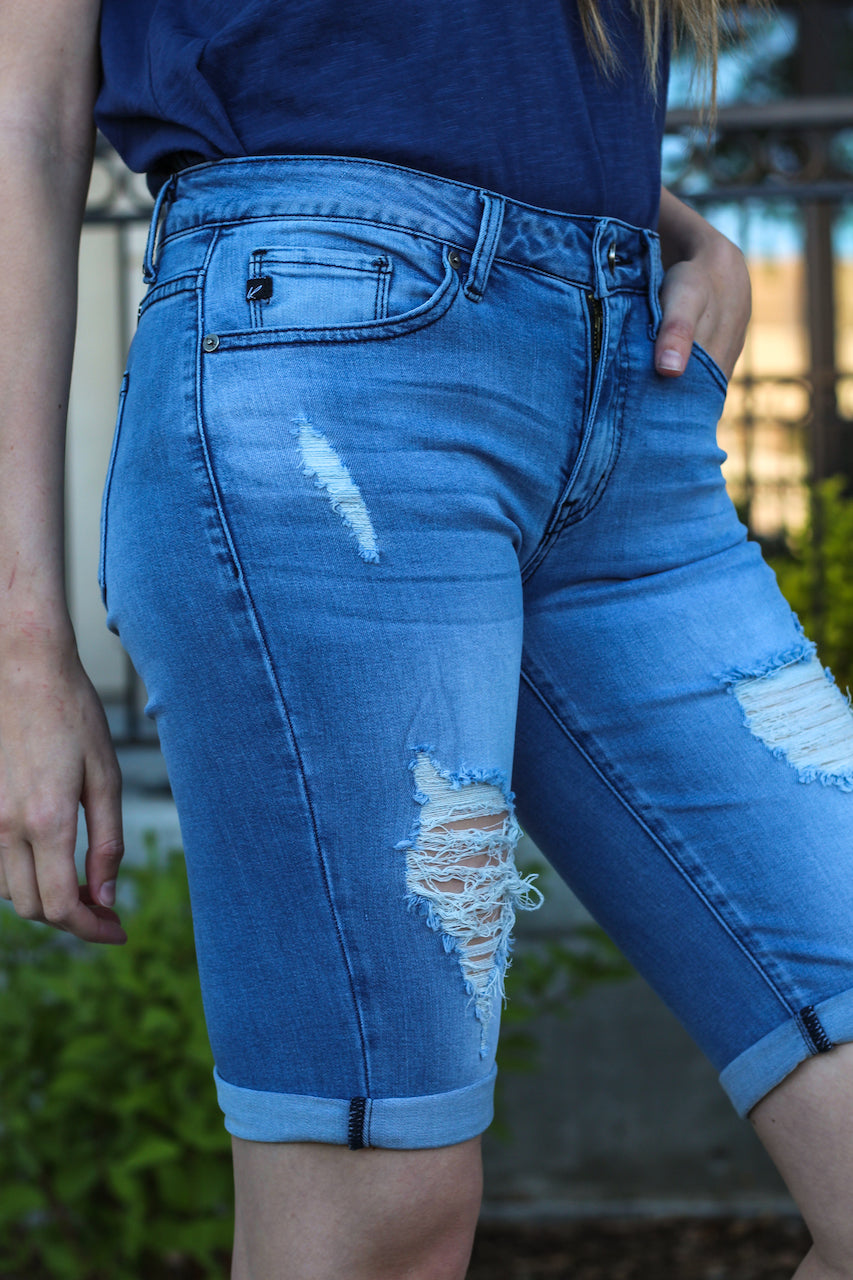 Kan Can Jeans Collection: Core Style Style Name: Melody Color: Medium Light Wash Cut: Bermudas, 11" Inseam Rise: Mid-Rise, 8.5" Front Rise Material: 54% COTTON 34% RAYON 10% POLYESTER 2% SPANDEX Stitching: Classic Fly: Zip Style #: KC6110M