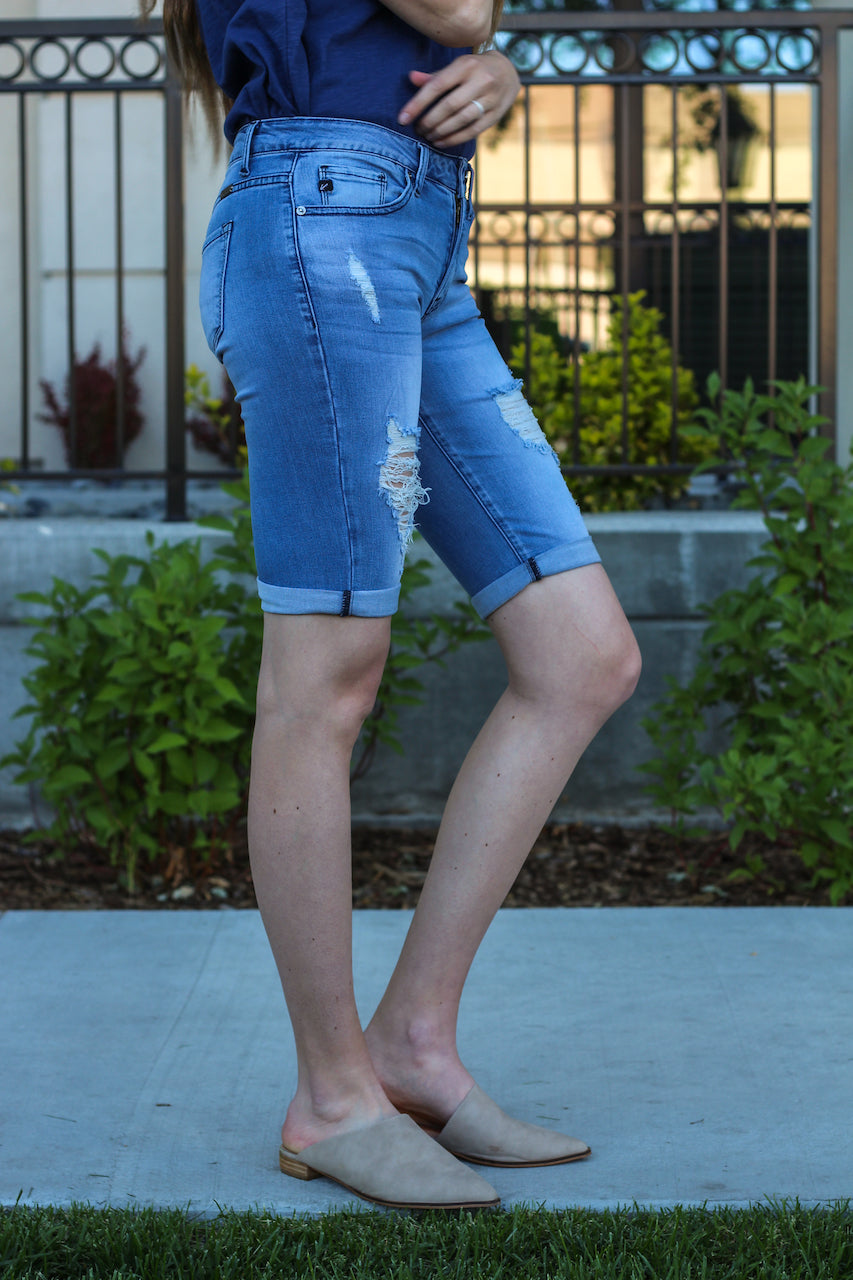 Kan Can Jeans Collection: Core Style Style Name: Melody Color: Medium Light Wash Cut: Bermudas, 11" Inseam Rise: Mid-Rise, 8.5" Front Rise Material: 54% COTTON 34% RAYON 10% POLYESTER 2% SPANDEX Stitching: Classic Fly: Zip Style #: KC6110M