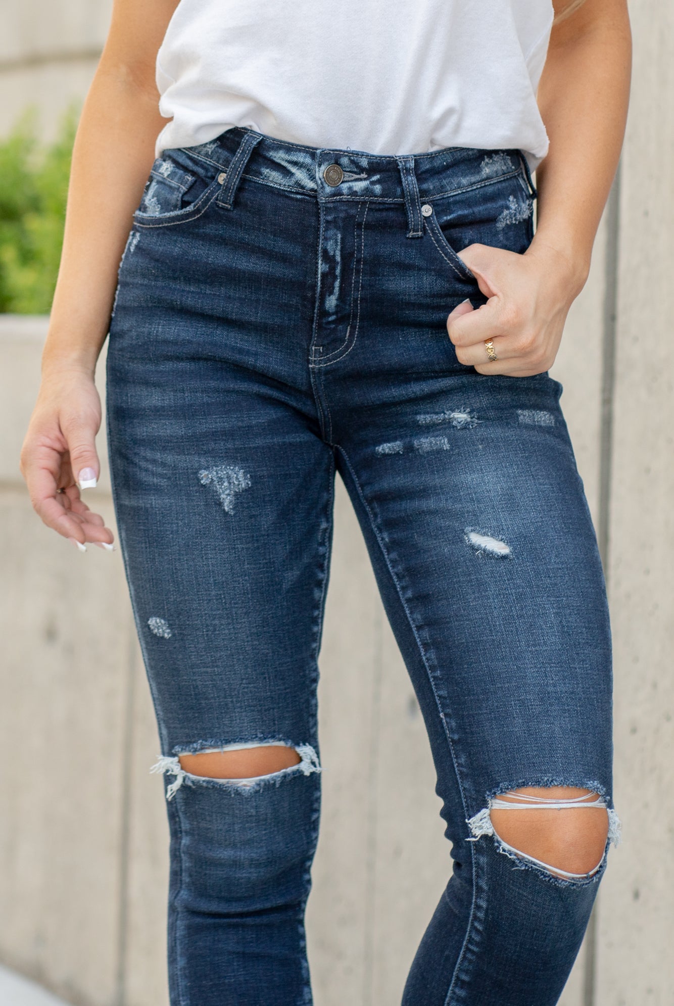 KanCan Jeans Color: Dark Wash Cut: Skinny, 29" Inseam* Rise: High Rise, 10.25" Front Rise* 98.6% COTTON , 1.4% SPANDEX Fly: Zipper Style #: KC7351D Contact us for any additional measurements or sizing. *Measured on the smallest size, measurements may vary by size.