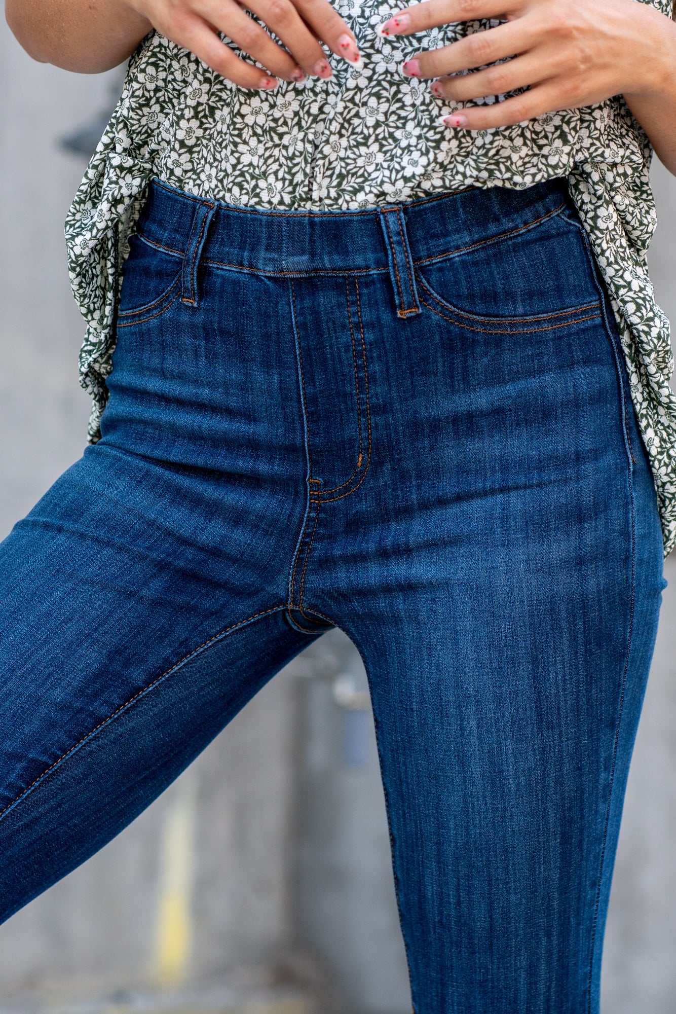 Judy Blue These pull-on jeggings are stretchy with an elastic band waist. Carefully designed by Judy Blue to pull on and go. With a dark wash in blue, these will be your new night-out jeans. Color: Dark Blue Wash Cut: Pull-On Skinny, 28" Inseam* Rise: High-Rise, 10.75" Front Rise* Material: 52.2%Cotton / 21.5% Rayon / 23.4% Poly / 2.9%Lycra Stitching: Classic Fly: Pull-On Style #: JB88539 | 88539