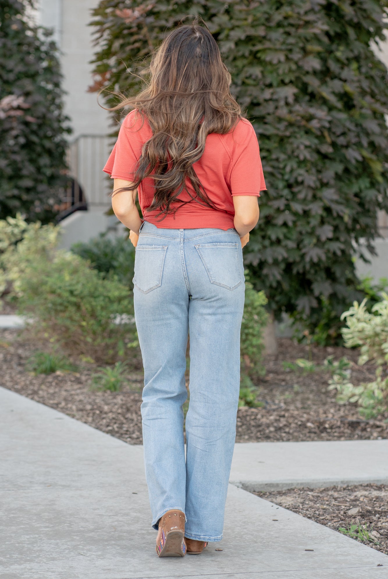 Vervet Flying Monkey Jeans These jeans feature a high waist with a wide leg and is fitted throughout the hips. In the Come to Pass dark blue wash these jeans feature a cut hem with washing and fading. Color: Medium Blue Wash Cut: Ankle Wide Leg, 32* Rise: High Rise, 11" Front Rise* Leg Opening: 20"* Material: Cotton Blend Machine Wash Separately In Cold Water Stitching: Classic Fly: Zipper Style #: V3132