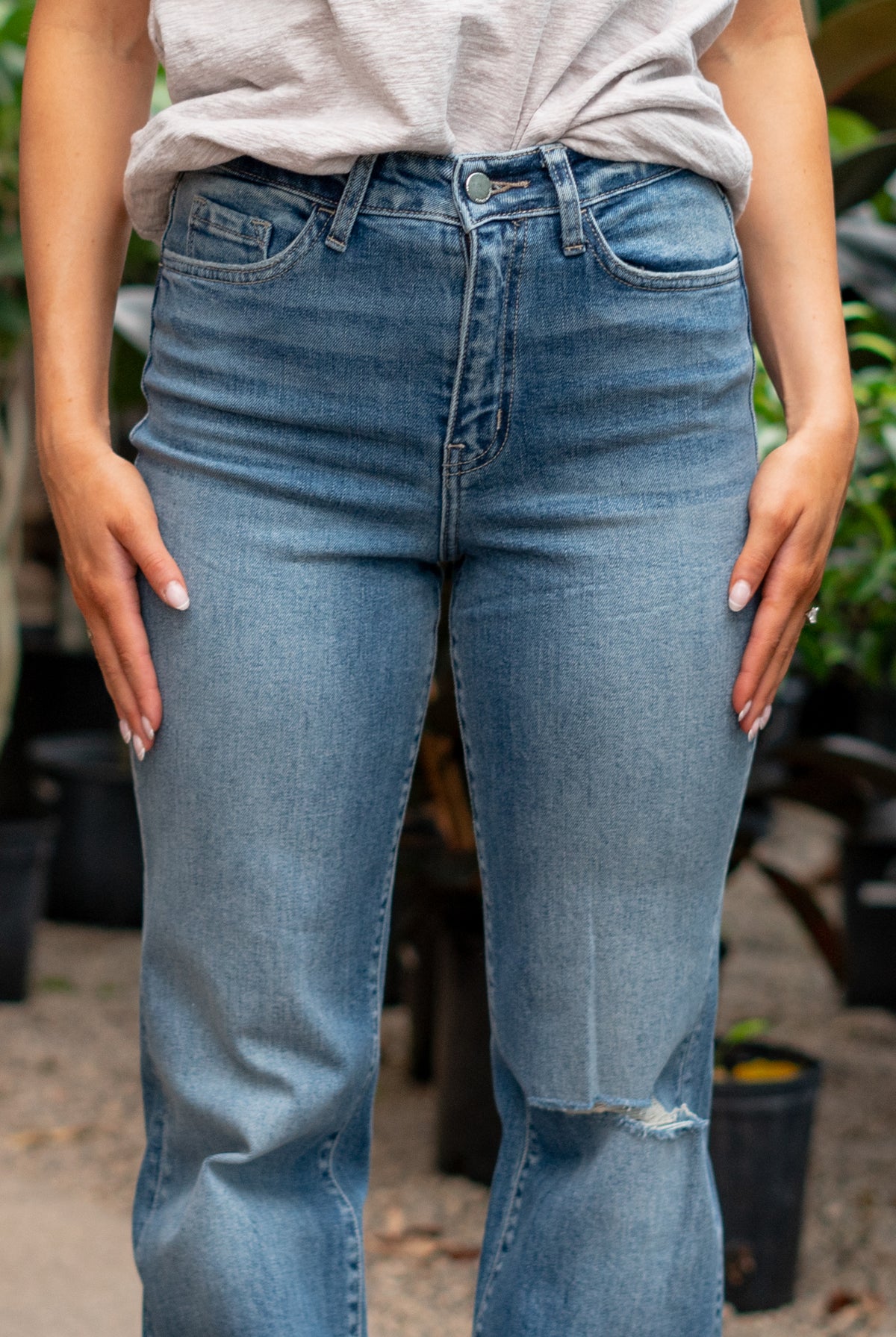 Flying Monkey Jeans Wash: Medium Blue Name: Young Folks Cut: Flare, 34" Inseam* Rise: High Rise, 11.5" Front Rise* 99%COTTON 1%SPANDEX Stitching: Classic Fly: Zipper Style #: F4425 Contact us for any additional measurements or sizing. *Measured on the smallest size, measurements may vary by size. Jacquelyn wears a size 25 in jeans, a small in tops, and 6.5 in shoes. She is wearing a size 25 in these jeans.