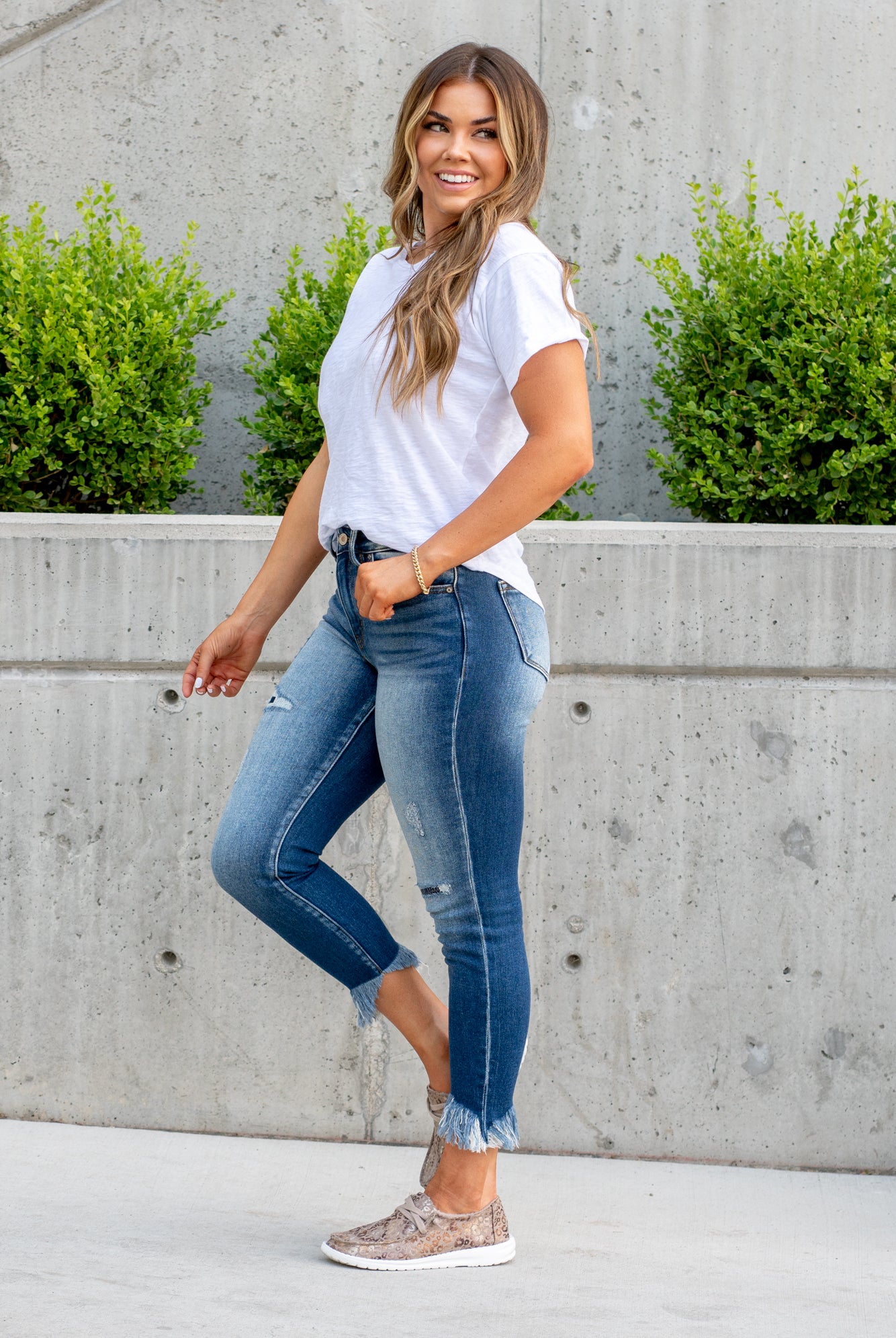 Kan Can Jeans Style Name: Laredo Color: Dark Wash Cut: Ankle Skinny, 23.5" Inseam Rise: High-Rise, 9.5" Front Rise 90% COTTON 8% POLYESTER 2% SPANDEX Fly: Zipper Style #: KC9204D Contact us for any additional measurements or sizing. *Measured on the smallest size, measurements may vary by size.