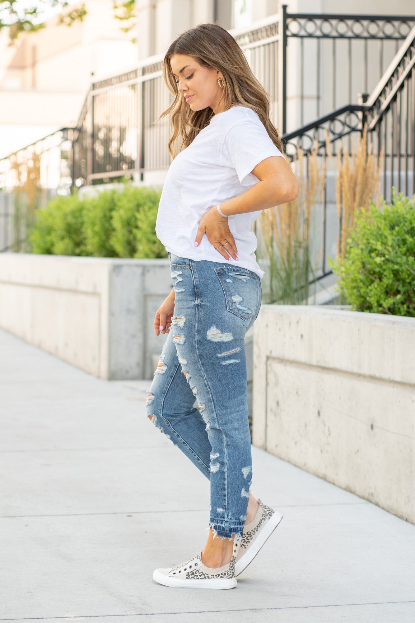 KanCan Jeans Color: Medium Blue Cut: Ankle Skinny, 26" Inseam* Rise: High-Rise, 9.5" Front Rise* COTTON 68.5% POLYESTER 23.3% RAYON 7% SPANDEX 1.2% Stitching: Classic Fly: Zipper Style #: KC9224M Contact us for any additional measurements or sizing. *Measured on the smallest size, measurements may vary by size.