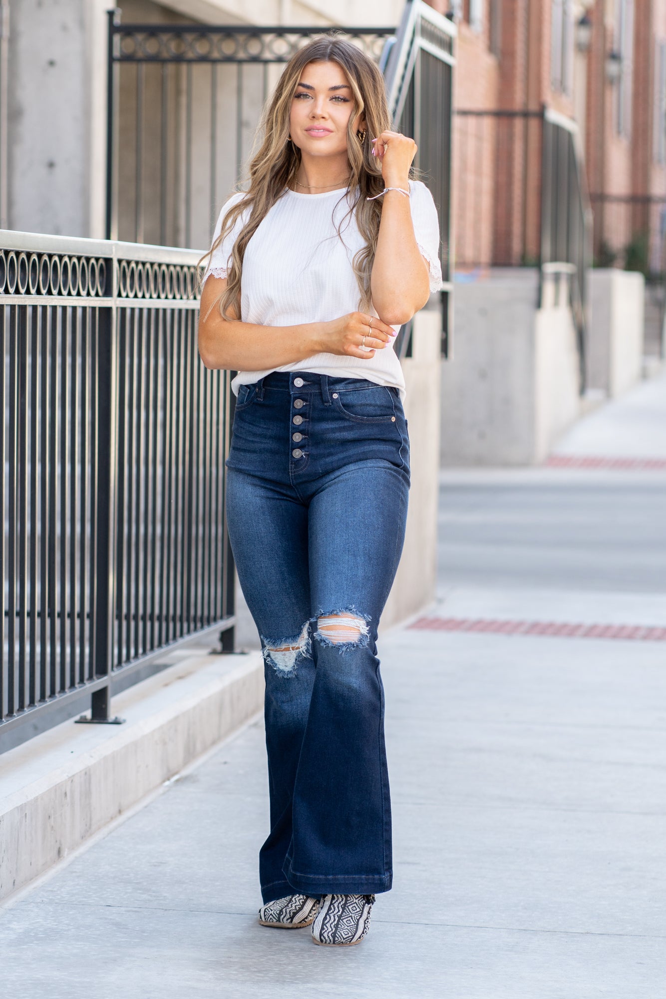 KanCan Jeans Collection: Core Style Skinny, 31" Inseam High Rise, 11.5" Front Rise Medium Blue Wash 95% COTTON, 4% POLYESTER, 1% LYCRA Fly: Exposed Button Fly Style #: KC8596D-PT Contact us for any additional measurements or sizing. *Measured on the smallest size, measurements may vary by size. Jacquelyn wears a size 25 in jeans, a small in tops, and 6.5 in shoes. She is wearing a size small in these overalls.