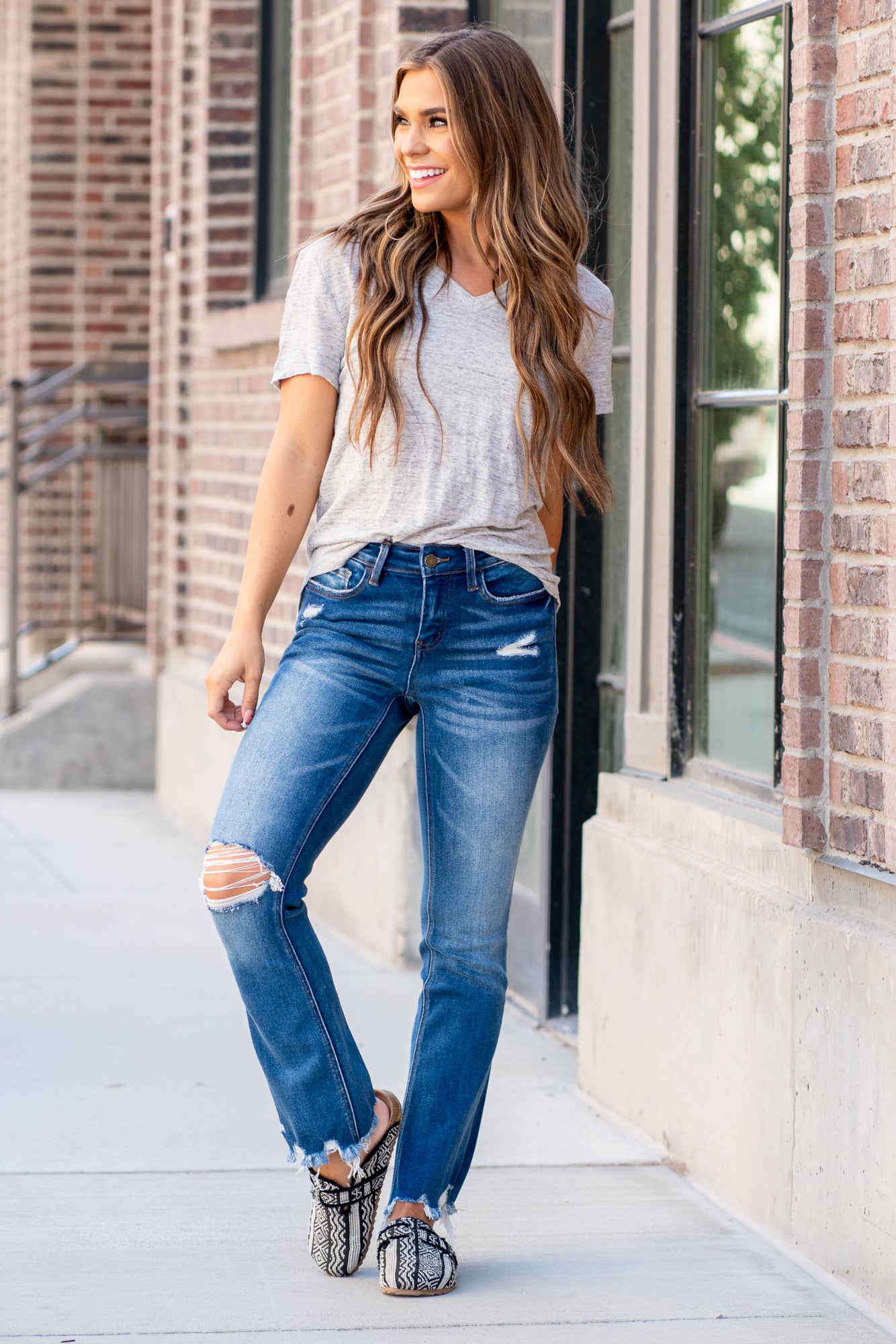 Flying Monkey Jeans Comfort stretch denim with a mid-rise and ankle-length kick flare bottom. Wear this new fit with slip-ons and graphic tees all year long. Wash: Dark Blue Name: Phoenix Cut: Flare, 30" Inseam Rise: Mid Rise, 9" Front Rise 98%COTTON 2%SPANDEX Stitching: Classic Fly: Zip Style #: F4497 Contact us for any additional measurements or sizing.