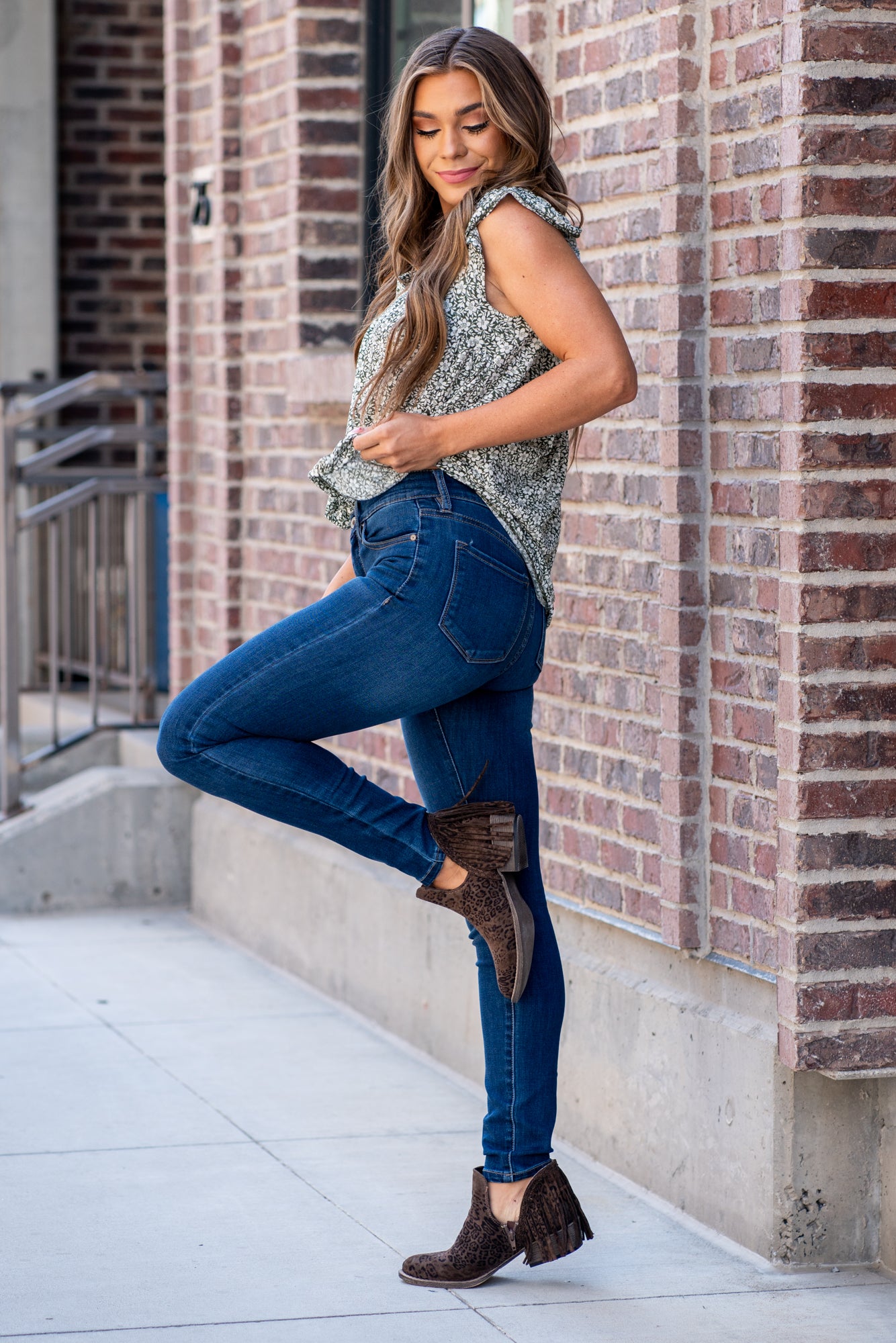 KanCan Jeans KanCan Stretch Level: Stretchy Color: Dark Wash Cut: Skinny, 29.5" Inseam* Rise: High-Rise, 9.75" Front Rise* 67% COTTON, 25% POLYESTER, 7% RAYON, 1% SPANDEX Stitching: Classic Fly: Zipper Style #: KC7092HD *Measured on the smallest size, measurements may vary by size. Contact us for any additional measurements or sizing.