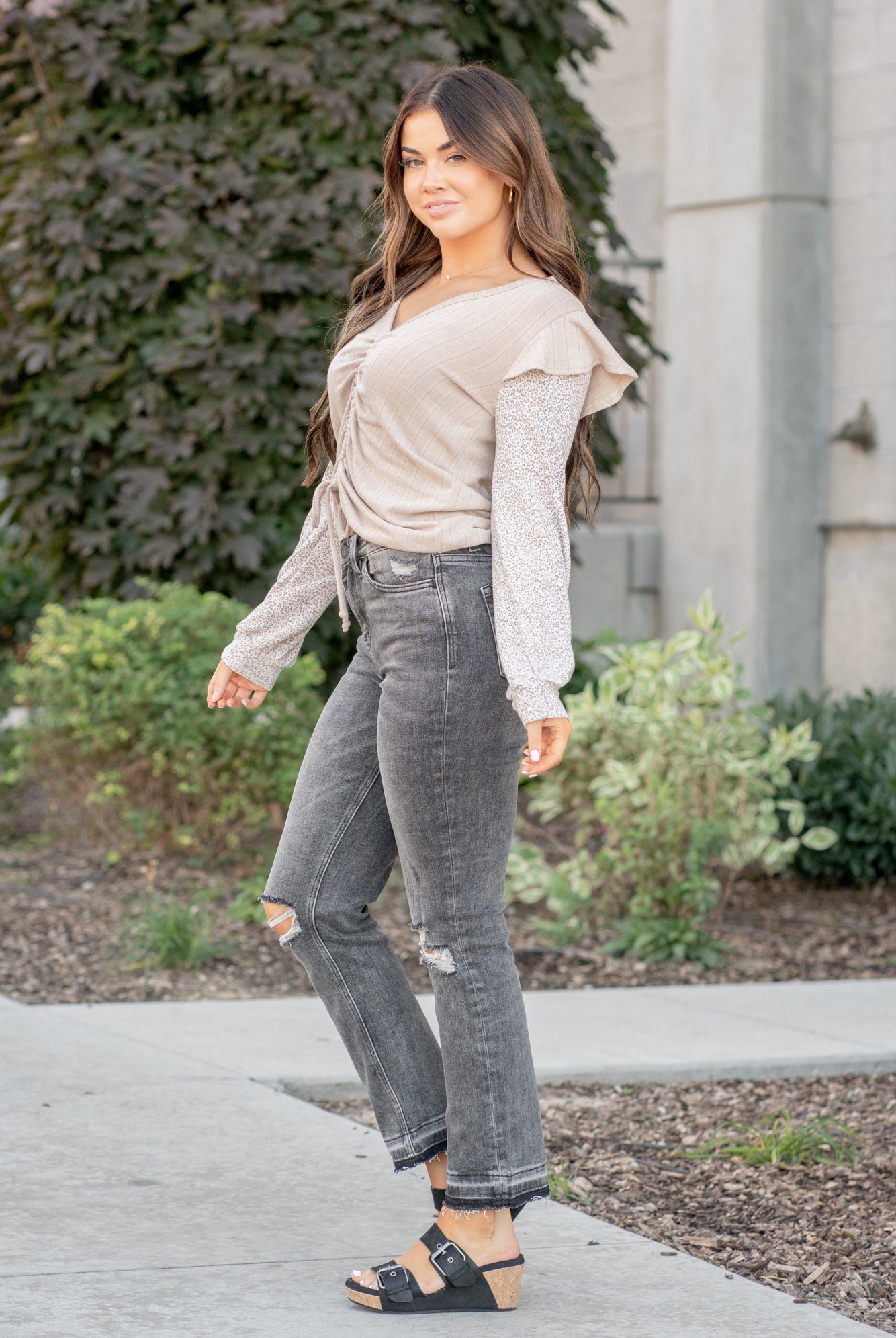 Vervet Flying Monkey Jeans These high-waisted straight-leg jeans have a comfortable stretch to them with distressed legs and a released hem, they will be your fall go-to denim. Color: Grey Wash Cut: Straight, 28* Rise: High Rise, 10.5" Front Rise* Material: 93.8% COTTON, 5.4% POLYESTER, 0.8% SPANDEX Machine Wash Separately In Cold Water Stitching: Classic Fly: Zipper Style #: VT1172 Contact us for any additional measurements or sizing.
