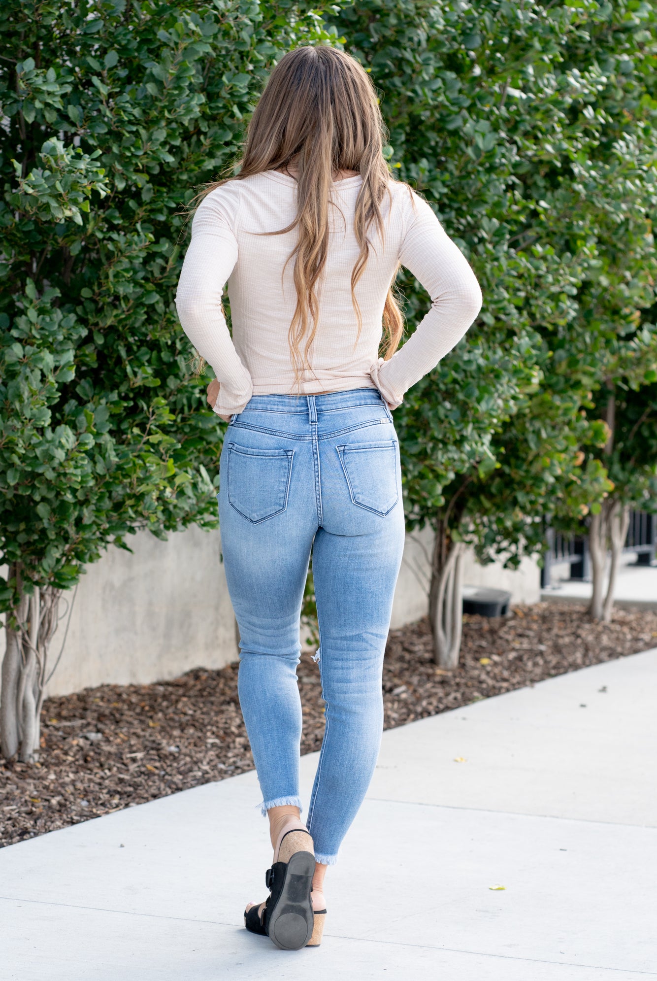 KanCan KanCan Stretch Level: Stretchy Color: Medium Blue Wash Cut: Skinny, 27.5" Inseam* Rise: High-Rise, 9.5" Front Rise* 93% COTTON / ALGODON 6% POLYESTER / POLIESTER 1% SPANDEX / ELASTANE Stitching: Classic Fly: Exposed Button Fly Style #: KC9129M *Measured on the smallest size, measurements may vary by size. Contact us for any additional measurements or sizing. Alyssa is 5'5" and wears a size 25 in jeans, a small in tops, and 8 in shoes. She is wearing a size 25 in these jeans.