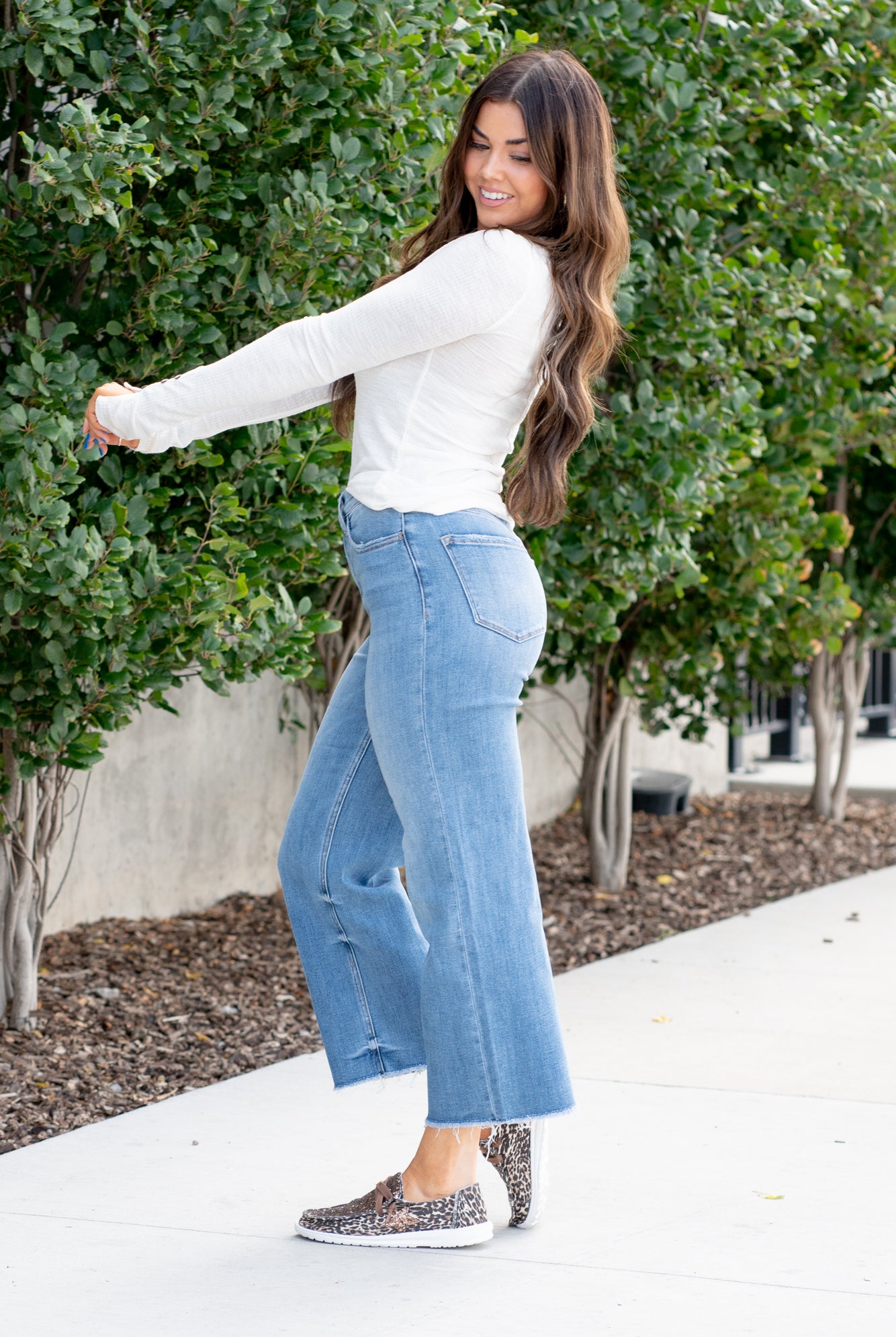 Vervet Flying Monkey Jeans The Olivia features a super high waist with a wide leg. In the Mischief medium blue wash these jeans feature a cut hem with washing and fading. Color: Medium Wash Cut: Cropped Wide Leg, 26* Rise: High Rise, 11" Front Rise* Leg Opening: 19"* Material: 90% COTTON 8% POLYESTER 2% SPANDEX Machine Wash Separately In Cold Water Stitching: Classic Fly: Zipper Style #: V3063