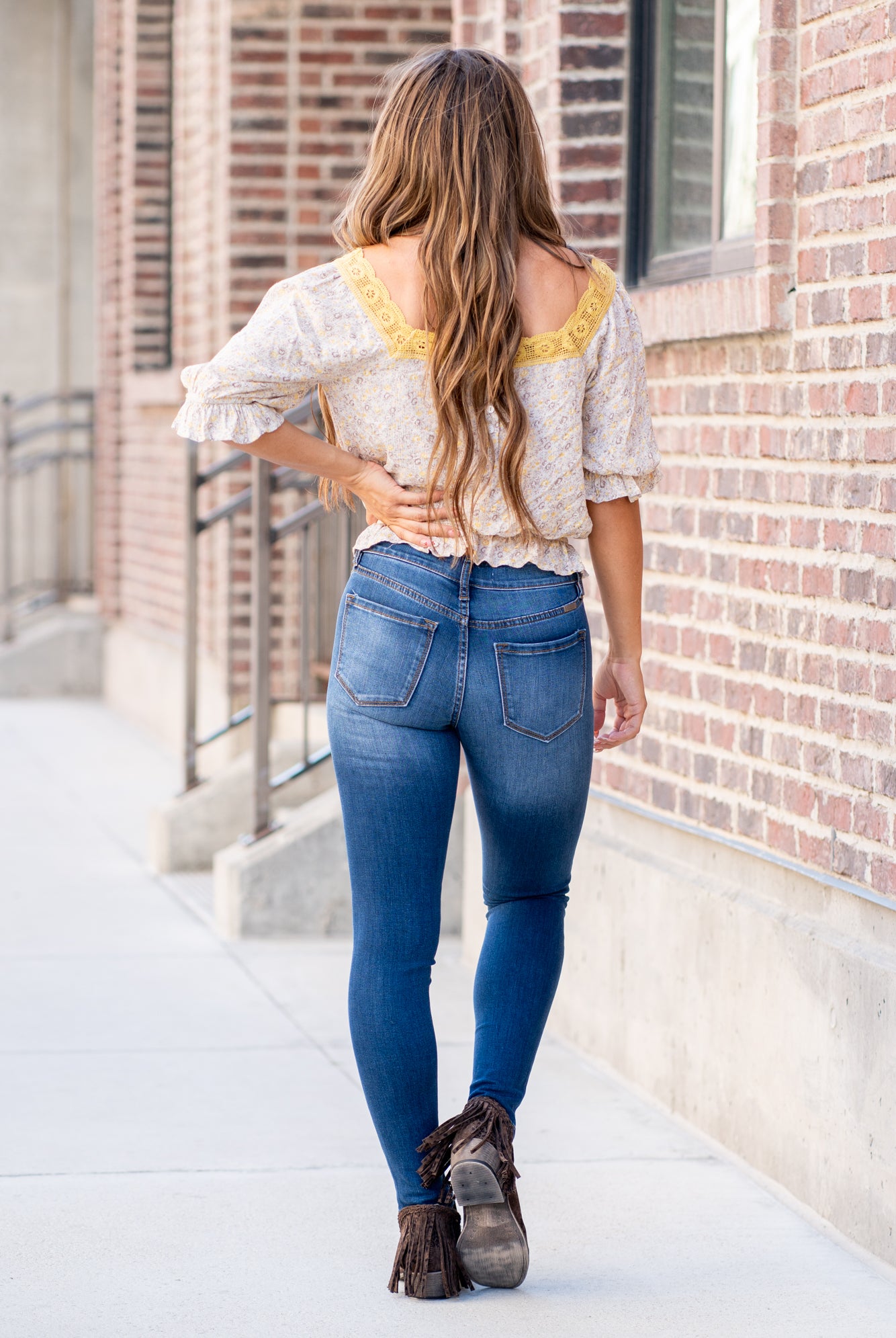 KanCan Jeans Collection: Core Style Color: Medium Blue Wash Cut: Skinny, 29.5" Inseam* Rise: Mid-Rise, 8.5" Front Rise* 67% COTTON, 25% POLYESTER, 7% RAYON, 1% SPANDEX Stitching: Classic Fly: Zipper Style #: KC11245M Contact us for any additional measurements or sizing *Measured on the smallest size, measurements may vary by size. Alyssa wears a size 25 in jeans, a small in tops, and 8 in shoes. She is wearing size 3 in these jeans.