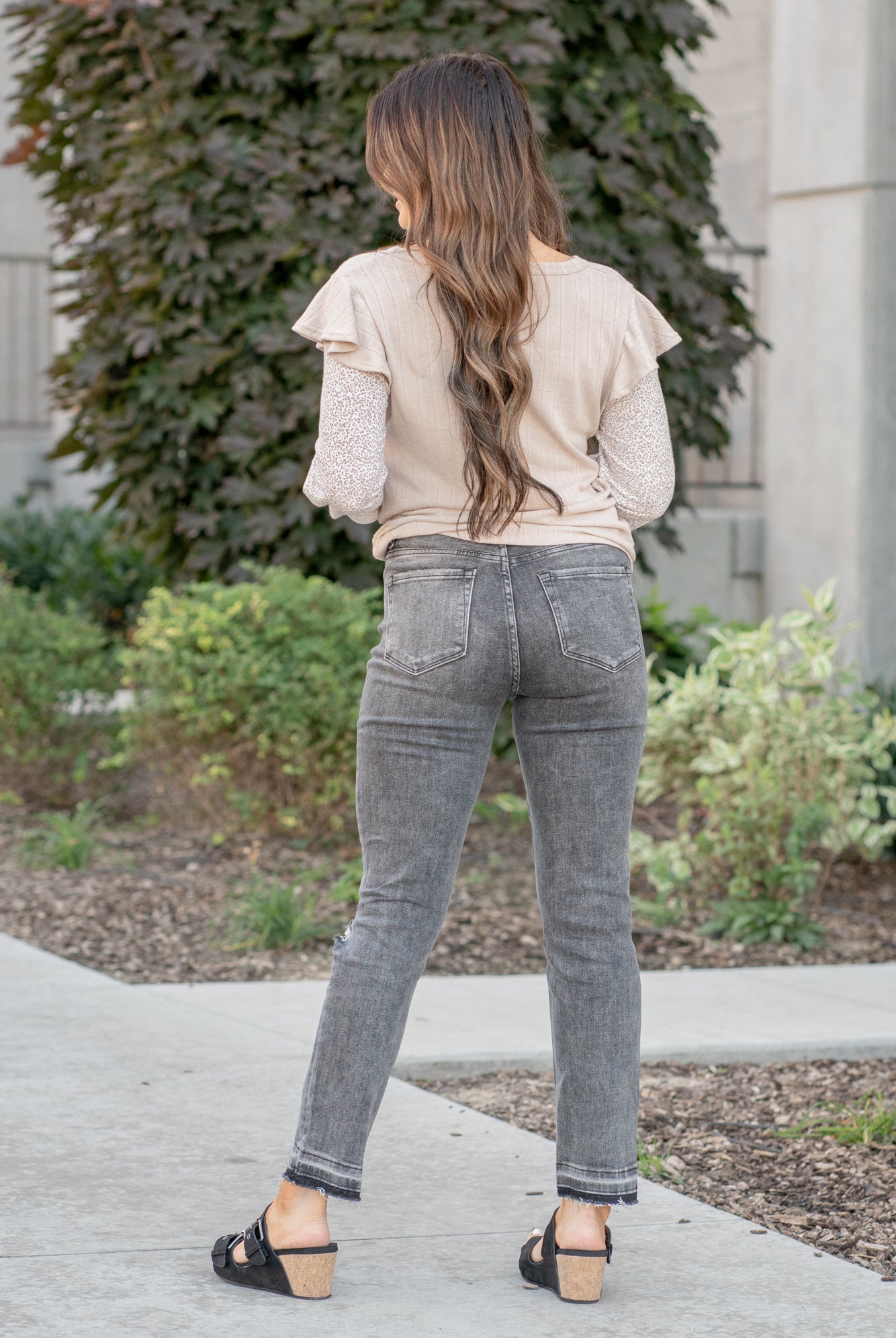 Vervet Flying Monkey Jeans These high-waisted straight-leg jeans have a comfortable stretch to them with distressed legs and a released hem, they will be your fall go-to denim. Color: Grey Wash Cut: Straight, 28* Rise: High Rise, 10.5" Front Rise* Material: 93.8% COTTON, 5.4% POLYESTER, 0.8% SPANDEX Machine Wash Separately In Cold Water Stitching: Classic Fly: Zipper Style #: VT1172 Contact us for any additional measurements or sizing.
