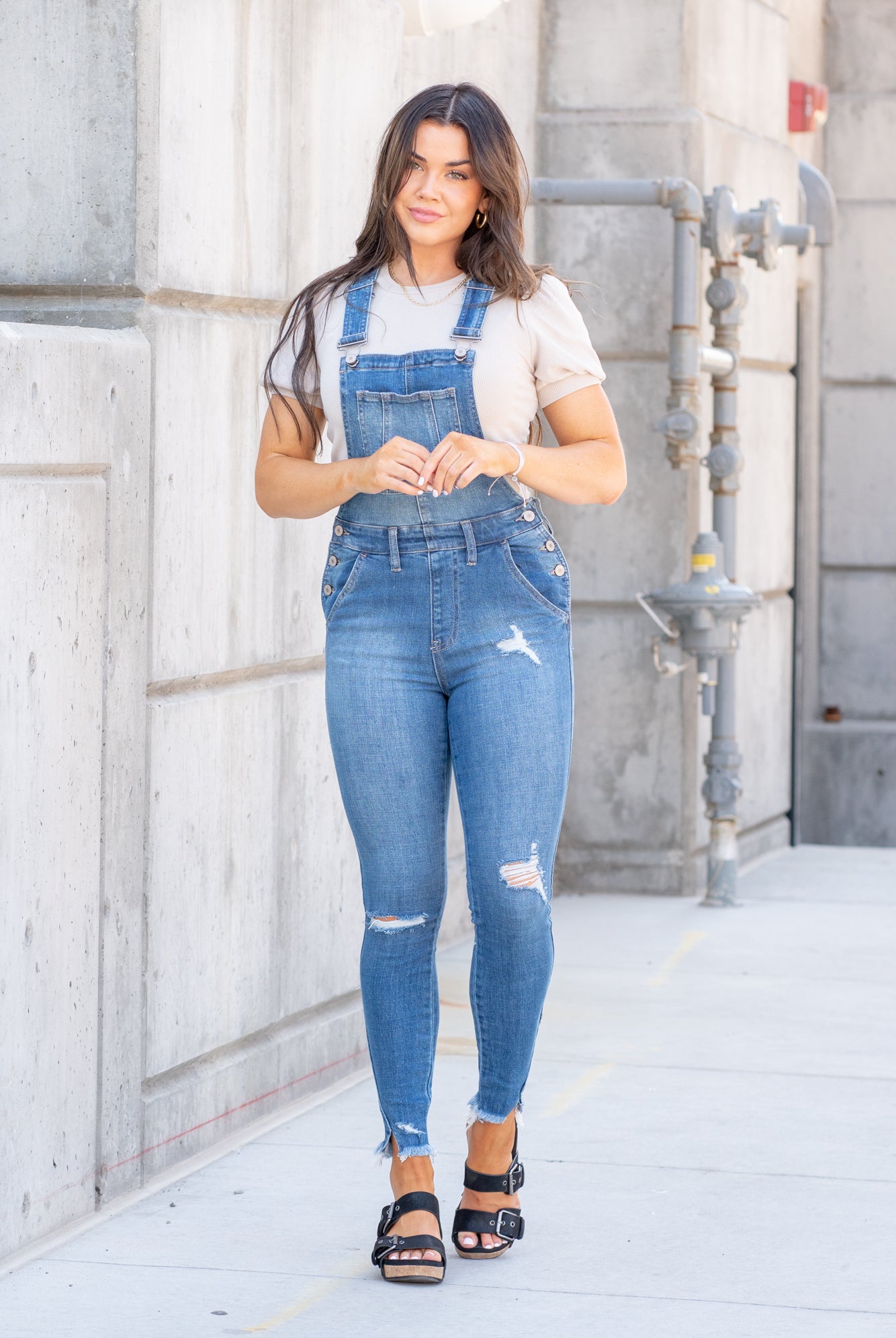 KanCan Jeans 98% Cotton 2% Spandex Medium Blue Cut: Skinny, 26.5" Inseam* Rise: High Rise, 10.25" Front Rise* Stitching: Classic Style #: KC7874M Contact us for any additional measurements or sizing. *Measured on the smallest size, measurements may vary by size. Jacquelyn wears a size 25 in jeans, a small in tops, and 6.5 in shoes. She is wearing a size small in these overalls.