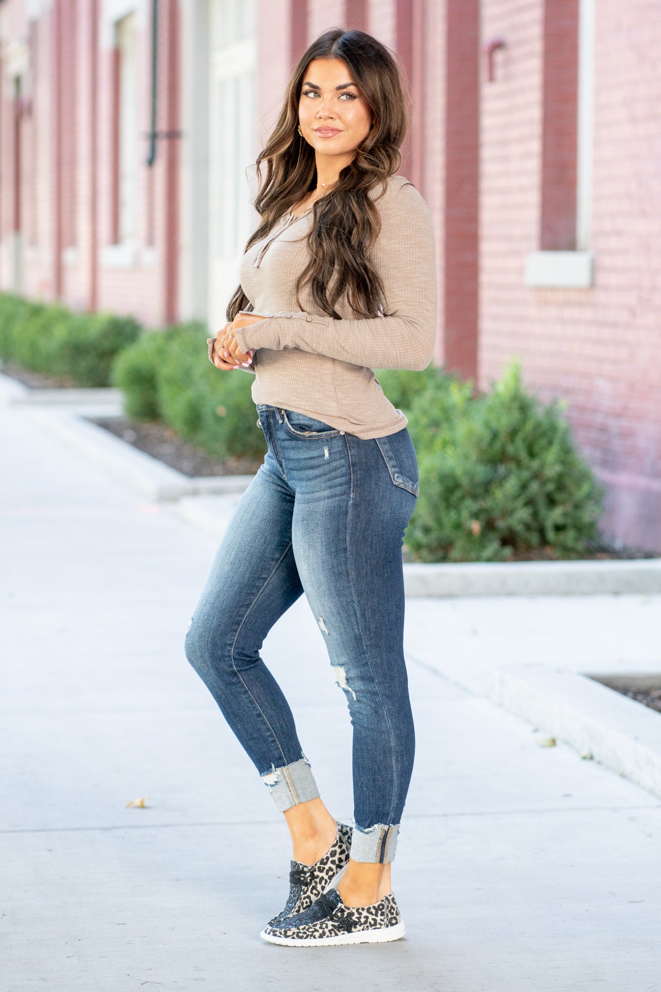 KanCan Jeans Color: Dark Blue Wash Cut: Cuffed Hem Ankle Skinny, 26" Inseam* Rise: High-Rise, 9.75" Front Rise* 94%COTTON, 5%T-400 POLYESTER, 1%SPANDEX Stitching: Classic Fly: Zipper Style #: KC9229D Contact us for any additional measurements or sizing. *Measured on the smallest size, measurements may vary by size.