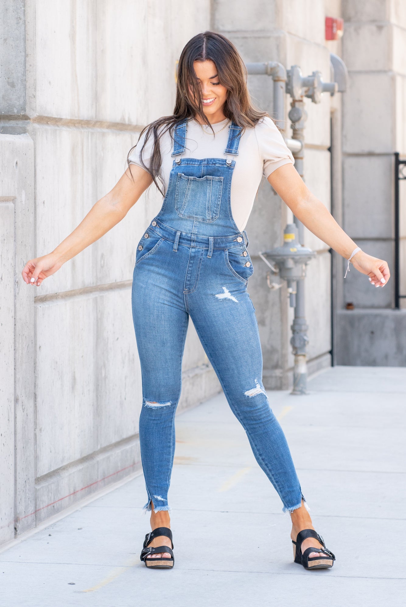 KanCan Jeans 98% Cotton 2% Spandex Medium Blue Cut: Skinny, 26.5" Inseam* Rise: High Rise, 10.25" Front Rise* Stitching: Classic Style #: KC7874M Contact us for any additional measurements or sizing. *Measured on the smallest size, measurements may vary by size. Jacquelyn wears a size 25 in jeans, a small in tops, and 6.5 in shoes. She is wearing a size small in these overalls.