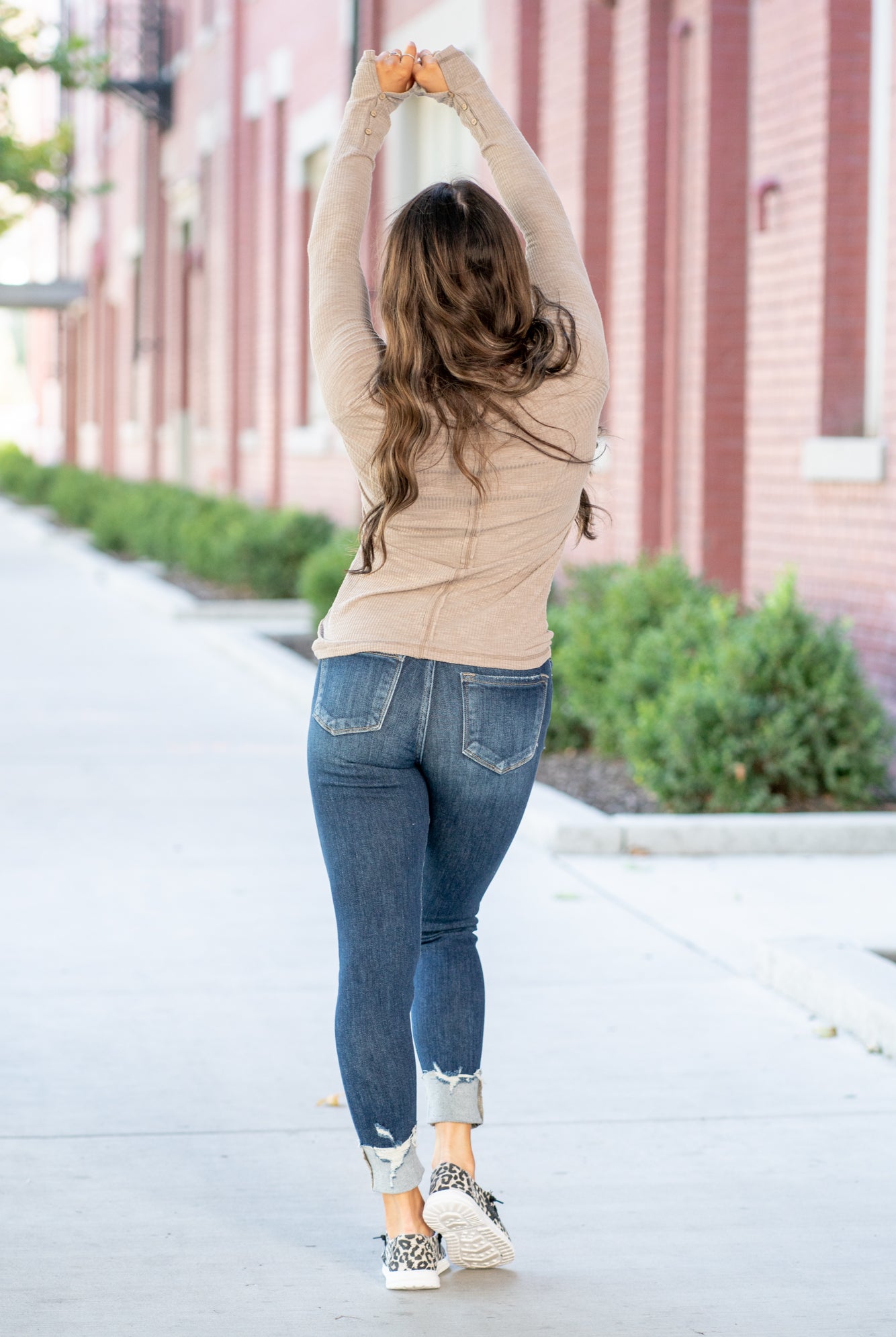 KanCan Jeans Color: Dark Blue Wash Cut: Cuffed Hem Ankle Skinny, 26" Inseam* Rise: High-Rise, 9.75" Front Rise* 94%COTTON, 5%T-400 POLYESTER, 1%SPANDEX Stitching: Classic Fly: Zipper Style #: KC9229D Contact us for any additional measurements or sizing. *Measured on the smallest size, measurements may vary by size.