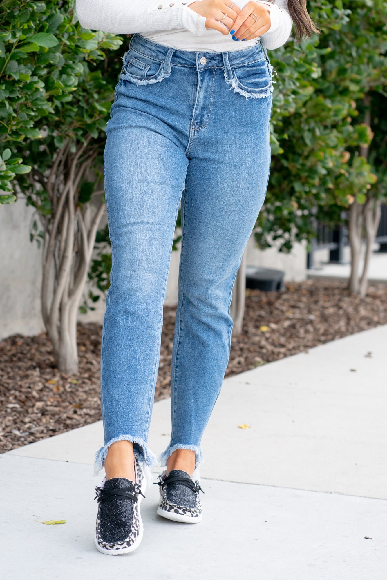 Judy Blue Tired of your skinny jeans? These cute slim fits will be your favorites. With a fringe fray seam detail, it's just enough detail to embellish your outfit. Color: Medium Blue Cut: Straight fit, 28.5" Inseam* High Rise, 11" Front Rise* Material: 94% COTTON, 5% POLYESTER, 1% SPANDEX Stitching: Classic Fly: Zipper Fly Style #: JB88473 | 88473 Contact us for any additional measurements or sizing. *Measured on the smallest size, measurements may vary by size.