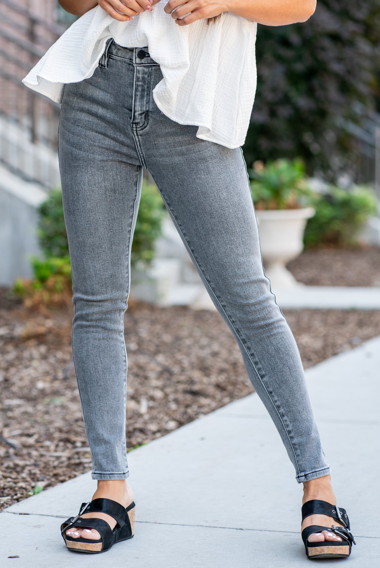 KanCan Jeans Color: Grey Cut: Super Skinny, 28" Inseam* Rise: High-Rise, 10" Front Rise* 94.9% COTTON 3.8% POLYESTER 1.3% SPANDEX Fly: Zipper Style #: KC7342LG *Measured on the smallest size, measurements may vary by size. Contact us for any additional measurements or sizing. Alyssa is 5'5" and wears a size 25 in jeans, a small in tops, and 8 in shoes. She is wearing a size 25 in these jeans.