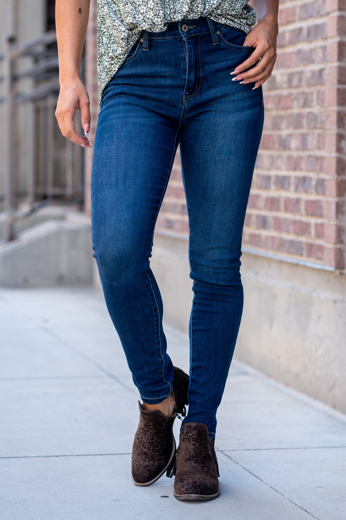 KanCan Jeans KanCan Stretch Level: Stretchy Color: Dark Wash Cut: Skinny, 29.5" Inseam* Rise: High-Rise, 9.75" Front Rise* 67% COTTON, 25% POLYESTER, 7% RAYON, 1% SPANDEX Stitching: Classic Fly: Zipper Style #: KC7092HD *Measured on the smallest size, measurements may vary by size. Contact us for any additional measurements or sizing.