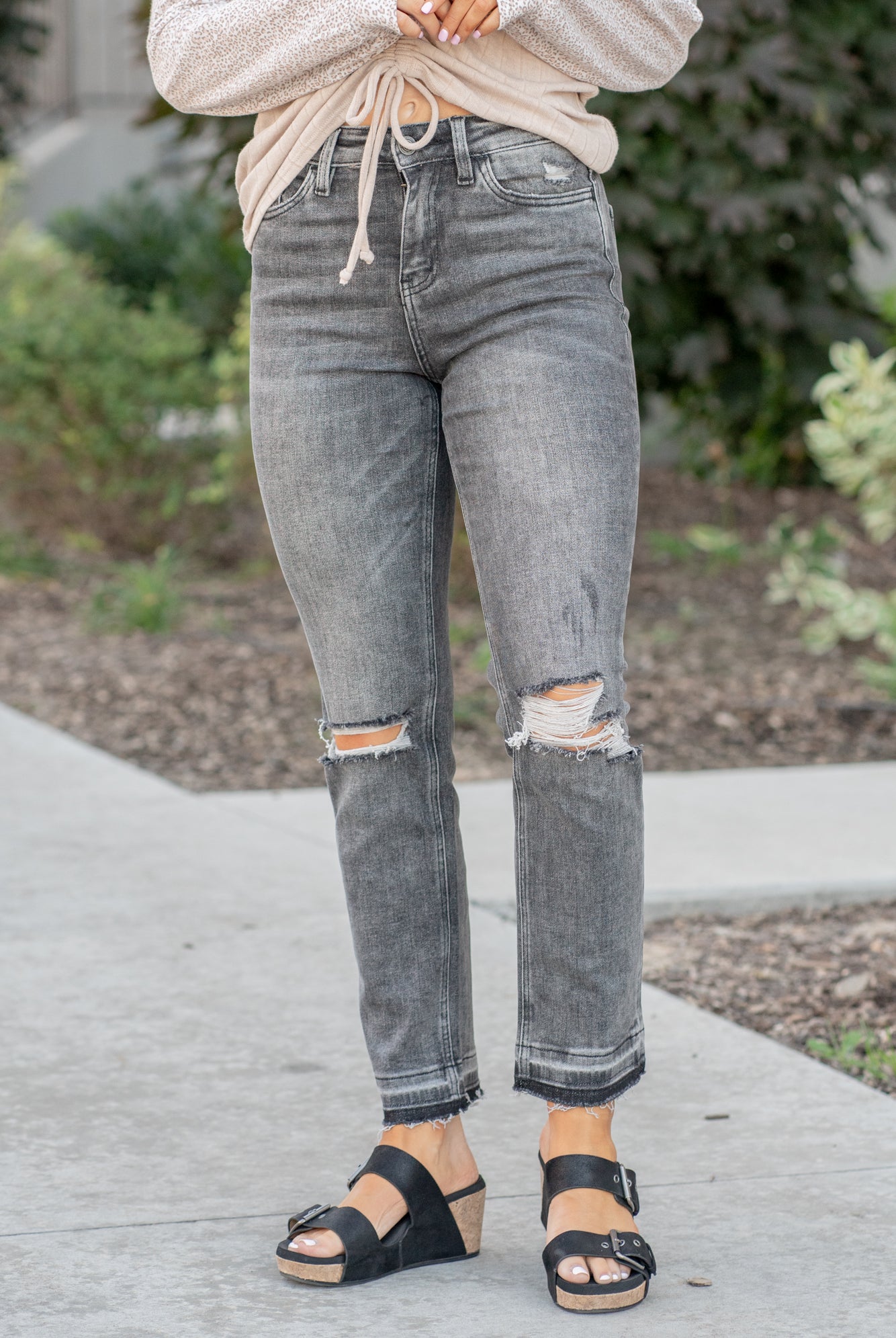 Vervet Flying Monkey Jeans These high-waisted straight-leg jeans have a comfortable stretch to them with distressed legs and a released hem, they will be your fall go-to denim. Color: Grey Wash Cut: Straight, 28* Rise: High Rise, 10.5" Front Rise* Material: 93.8% COTTON, 5.4% POLYESTER, 0.8% SPANDEX Machine Wash Separately In Cold Water Stitching: Classic Fly: Zipper Style #: VT1172 Contact us for any additional measurements or sizing.