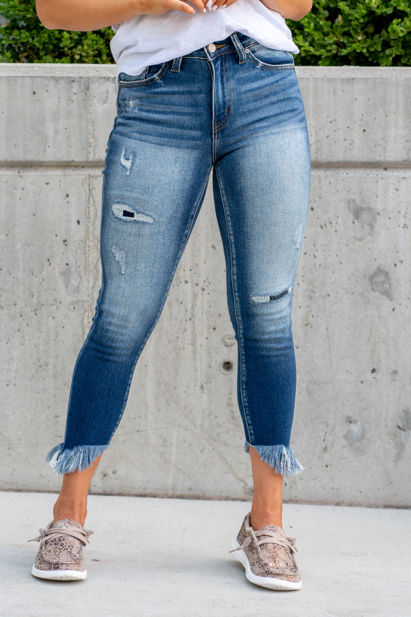 Kan Can Jeans Style Name: Laredo Color: Dark Wash Cut: Ankle Skinny, 23.5" Inseam Rise: High-Rise, 9.5" Front Rise 90% COTTON 8% POLYESTER 2% SPANDEX Fly: Zipper Style #: KC9204D Contact us for any additional measurements or sizing. *Measured on the smallest size, measurements may vary by size.