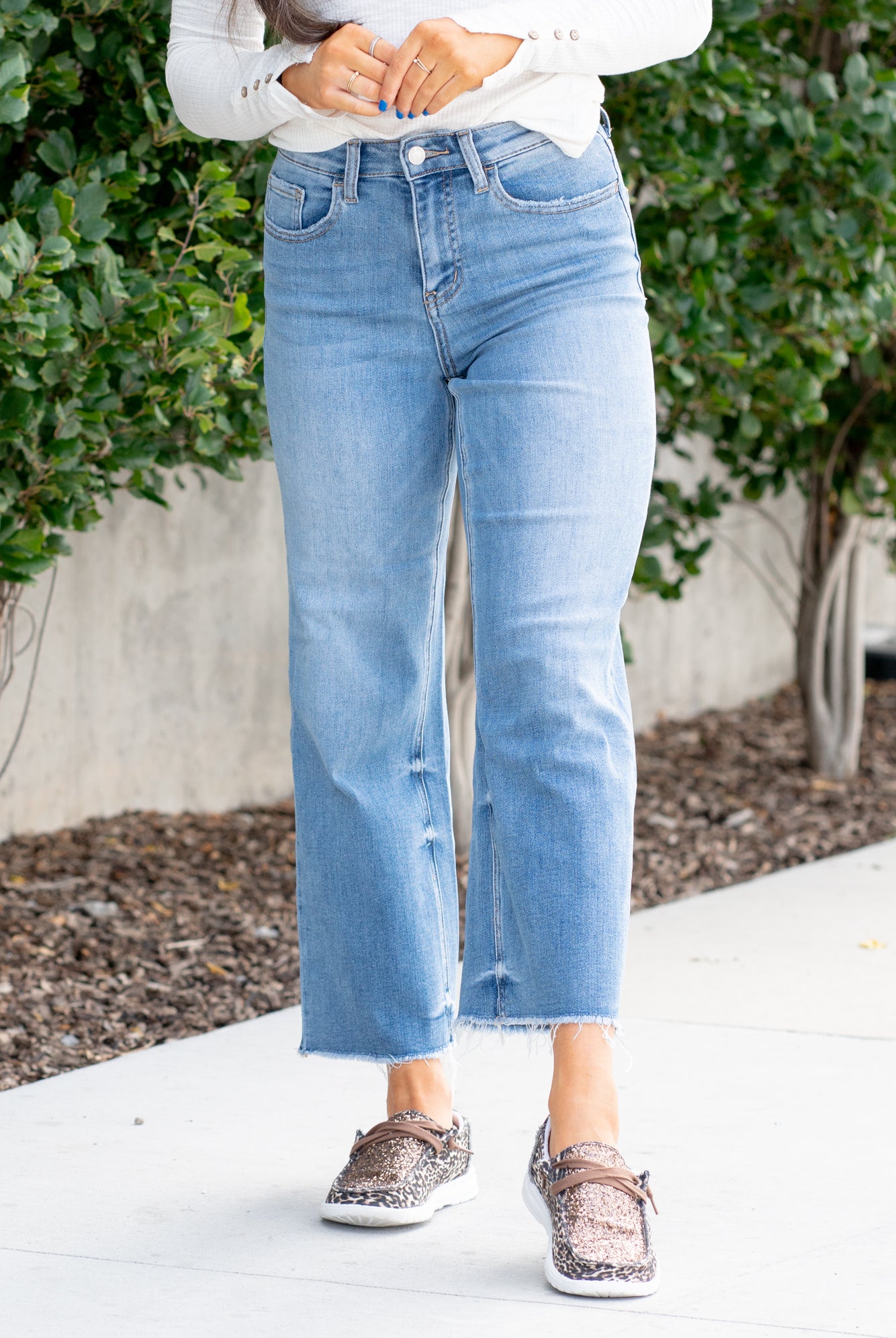 Vervet Flying Monkey Jeans The Olivia features a super high waist with a wide leg. In the Mischief medium blue wash these jeans feature a cut hem with washing and fading. Color: Medium Wash Cut: Cropped Wide Leg, 26* Rise: High Rise, 11" Front Rise* Leg Opening: 19"* Material: 90% COTTON 8% POLYESTER 2% SPANDEX Machine Wash Separately In Cold Water Stitching: Classic Fly: Zipper Style #: V3063
