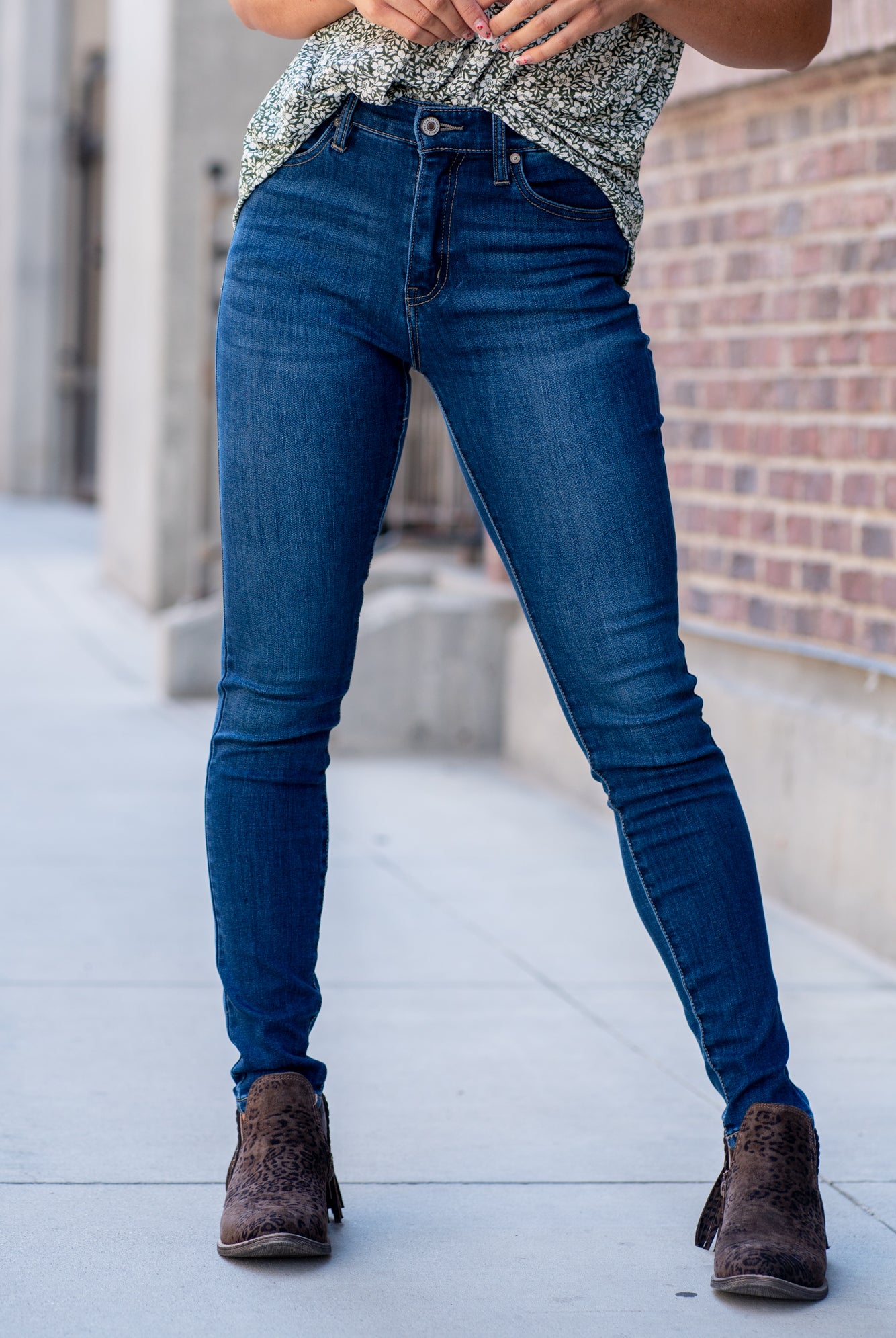 KanCan Jeans KanCan Stretch Level: Stretchy Color: Dark Wash Cut: Skinny, 29.5" Inseam* Rise: High-Rise, 9.75" Front Rise* 67% COTTON, 25% POLYESTER, 7% RAYON, 1% SPANDEX Stitching: Classic Fly: Zipper Style #: KC7092HD *Measured on the smallest size, measurements may vary by size. Contact us for any additional measurements or sizing.