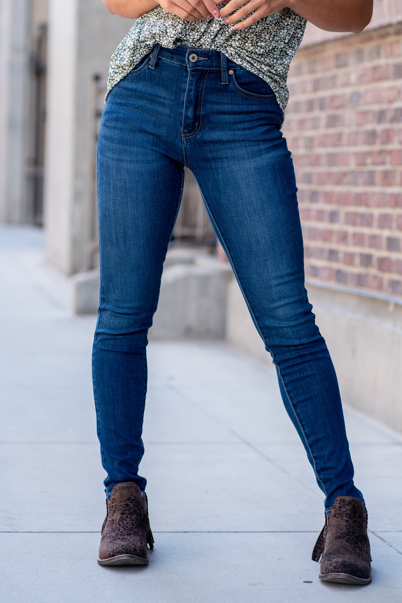 KanCan Jeans KanCan Stretch Level: Stretchy Color: Dark Wash Cut: Skinny, 29.5" Inseam* Rise: High-Rise, 9.75" Front Rise* 67% COTTON, 25% POLYESTER, 7% RAYON, 1% SPANDEX Stitching: Classic Fly: Zipper Style #: KC7092HD *Measured on the smallest size, measurements may vary by size. Contact us for any additional measurements or sizing.