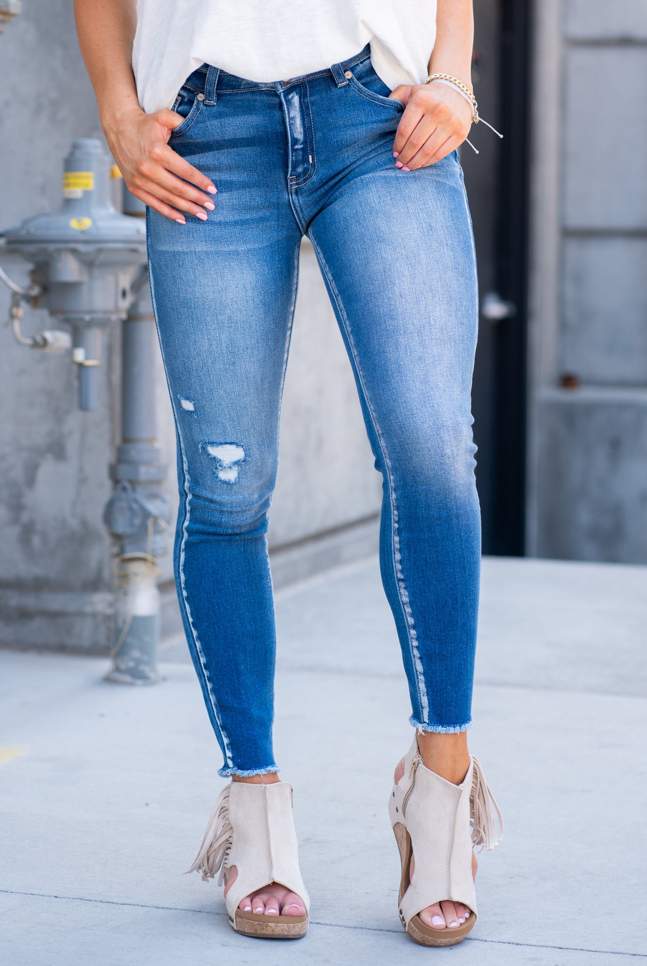 KanCan Jeans Color: Medium Wash Fray Hem Cut: Skinny, 27" Inseam* Rise: High-Rise, 10" Front Rise* COTTON 94.9% POLYESTER 3.8% SPANDEX 1.3% Stitching: Classic Fly: Exposed Button Fly Style #: KC7317M Contact us for any additional measurements or sizing. *Measured on the smallest size, measurements may vary by size. Jacquelyn wears a size 25 in jeans, a small in tops, and 6.5 in shoes. She is wearing size 25 in these jeans.